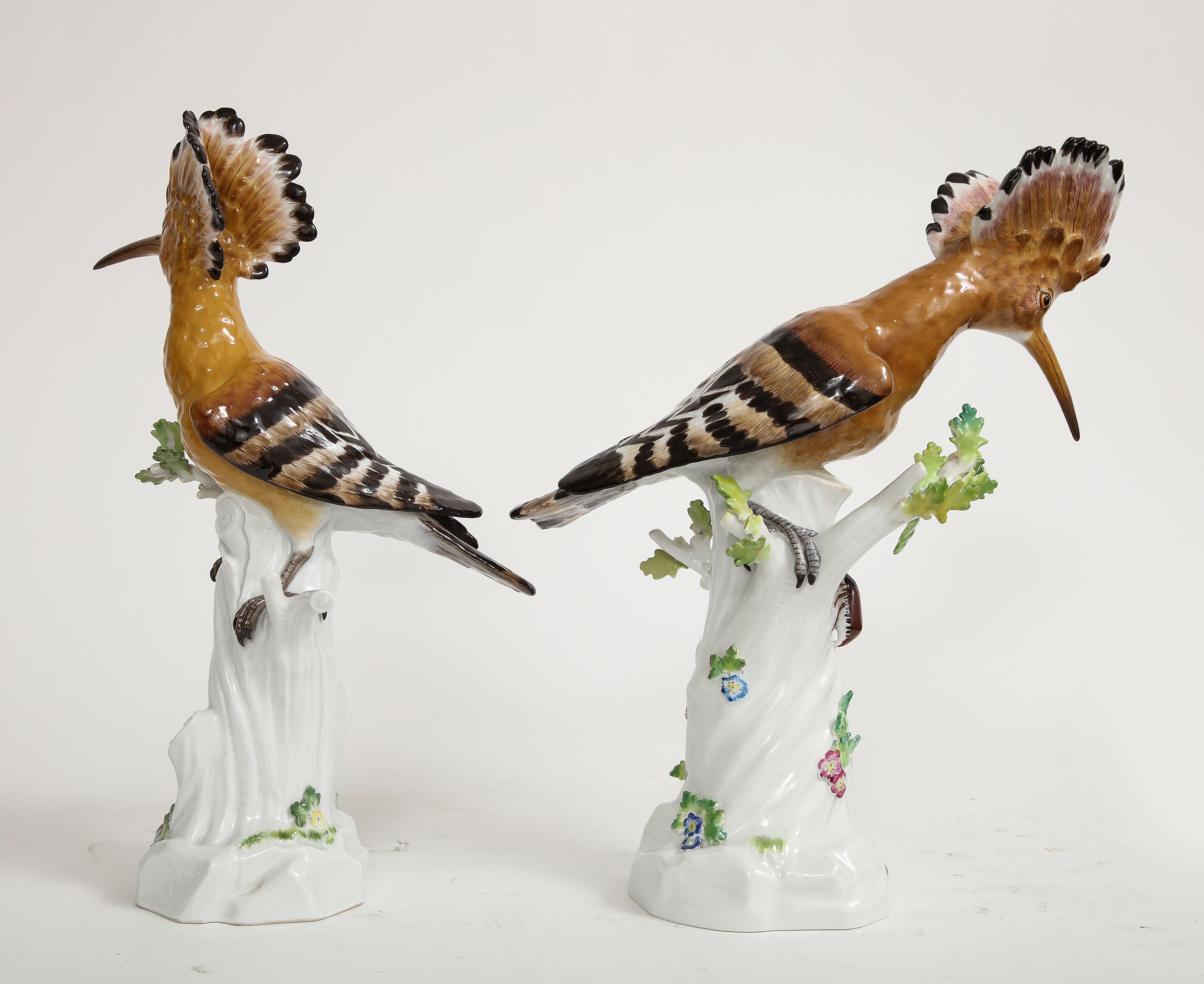 Fino par de figuras de porcelana de Meissen de pájaros abubilla posados en ramas blancas Alemán en venta