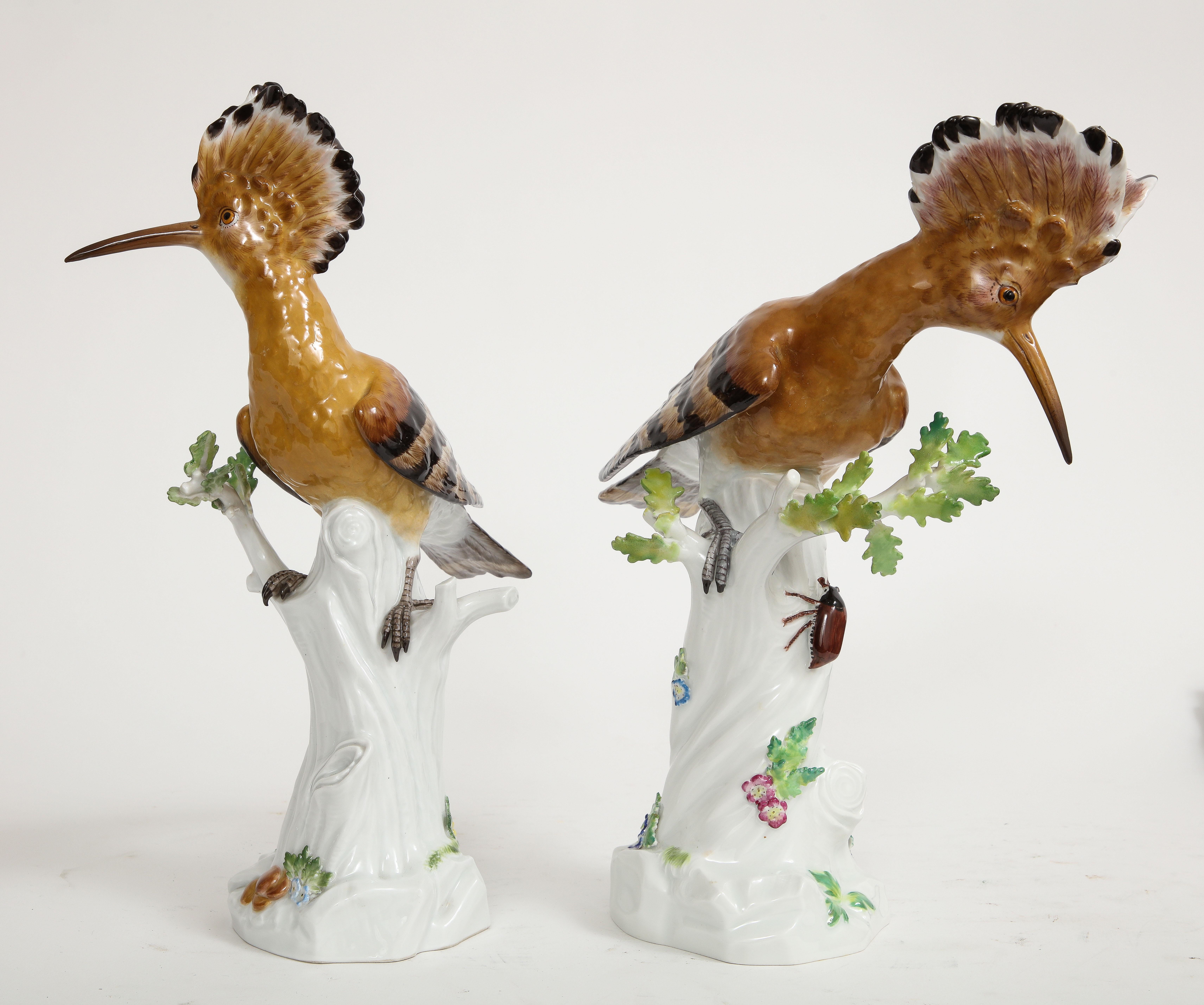 Fino par de figuras de porcelana de Meissen de pájaros abubilla posados en ramas blancas Tallado a mano en venta