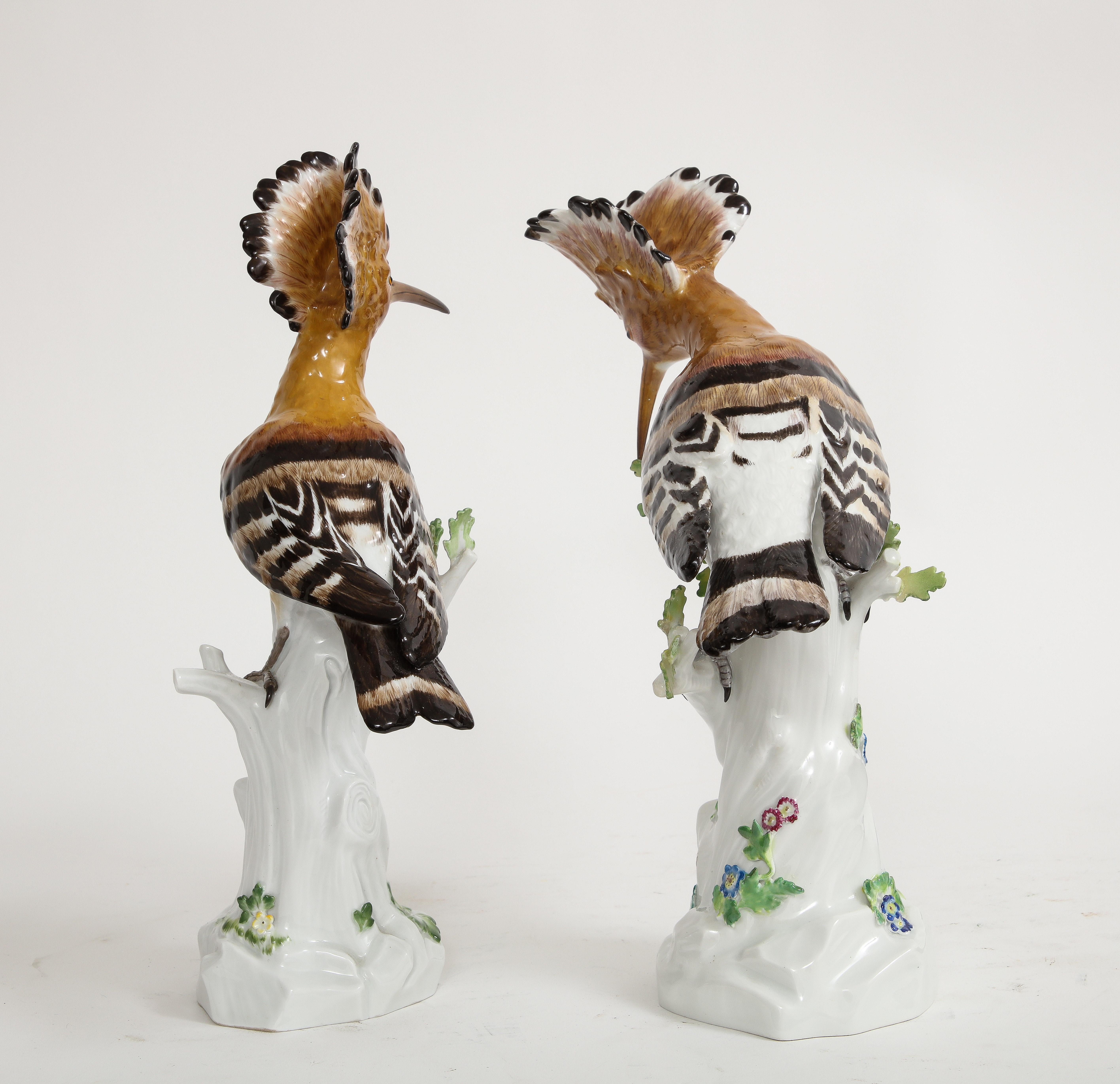 Fino par de figuras de porcelana de Meissen de pájaros abubilla posados en ramas blancas Porcelana en venta