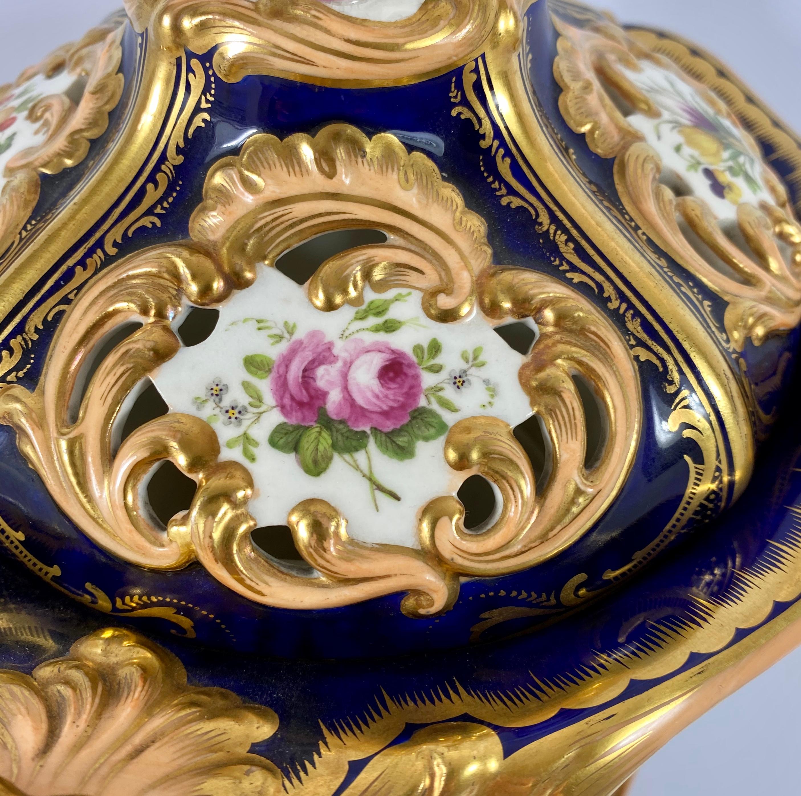 Paire de vases et couvercles en porcelaine de Minton, Quatre Saisons, vers 1830. 8