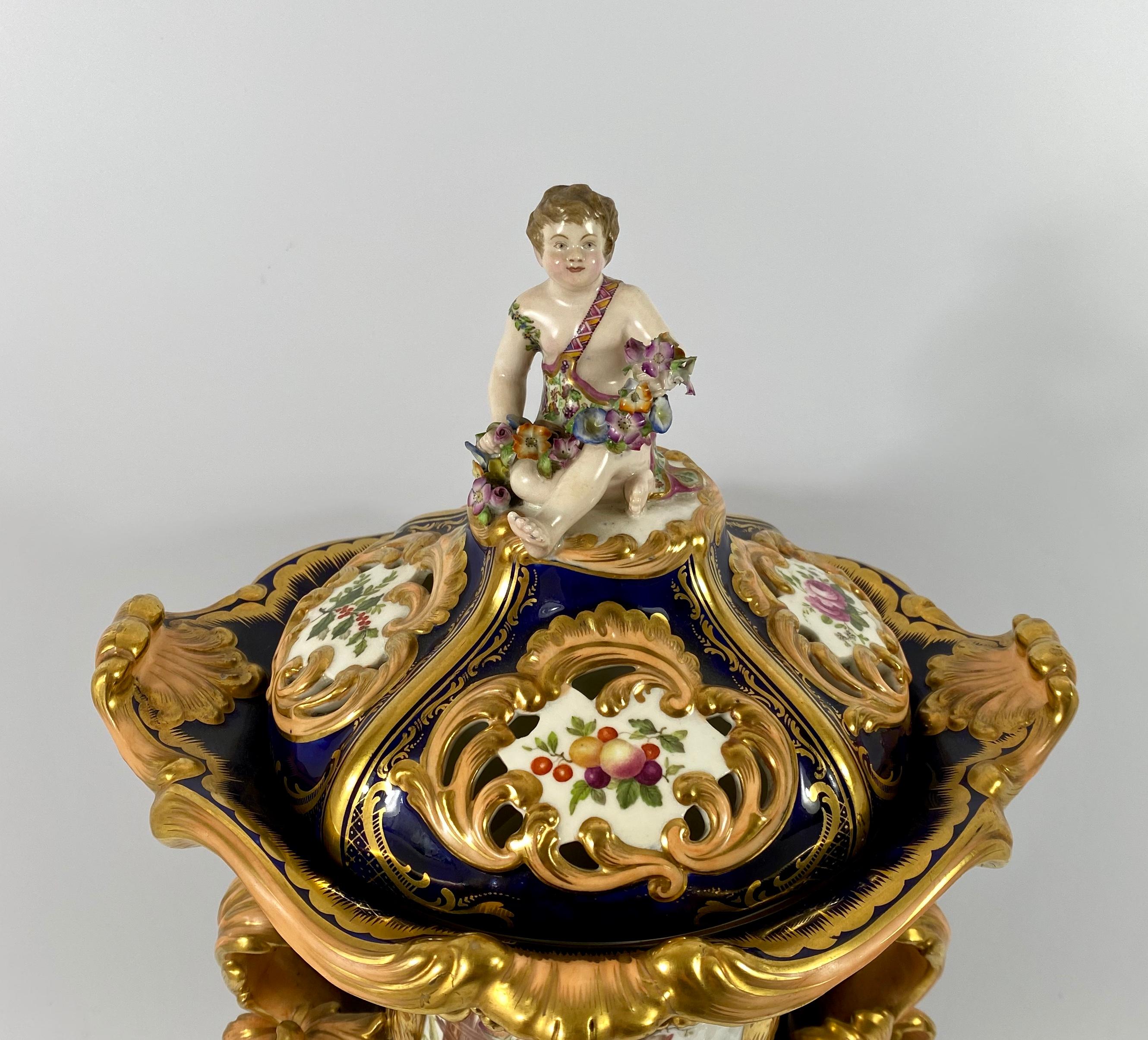 Cuit Paire de vases et couvercles en porcelaine de Minton, Quatre Saisons, vers 1830.