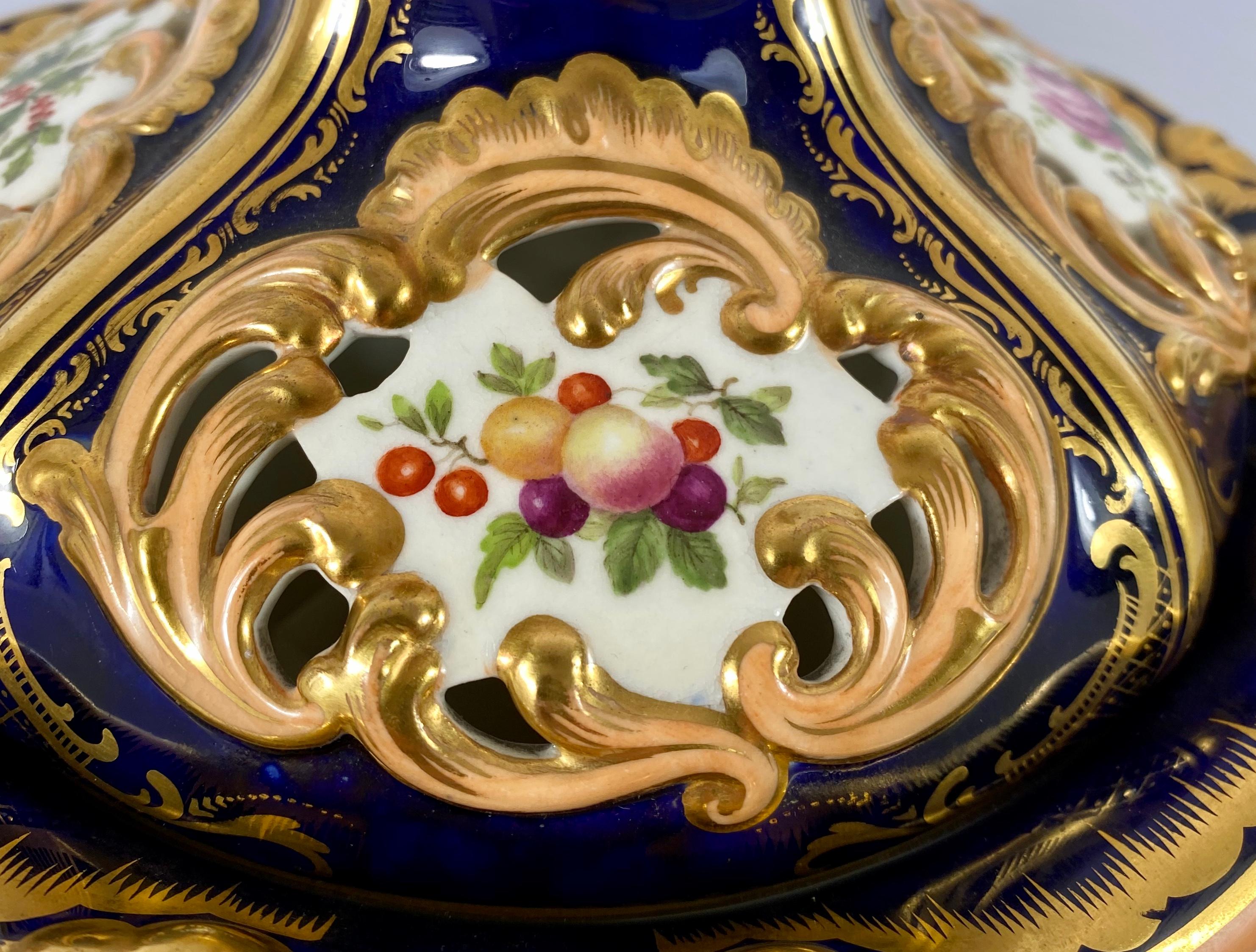 Paire de vases et couvercles en porcelaine de Minton, Quatre Saisons, vers 1830. Bon état à Gargrave, North Yorkshire