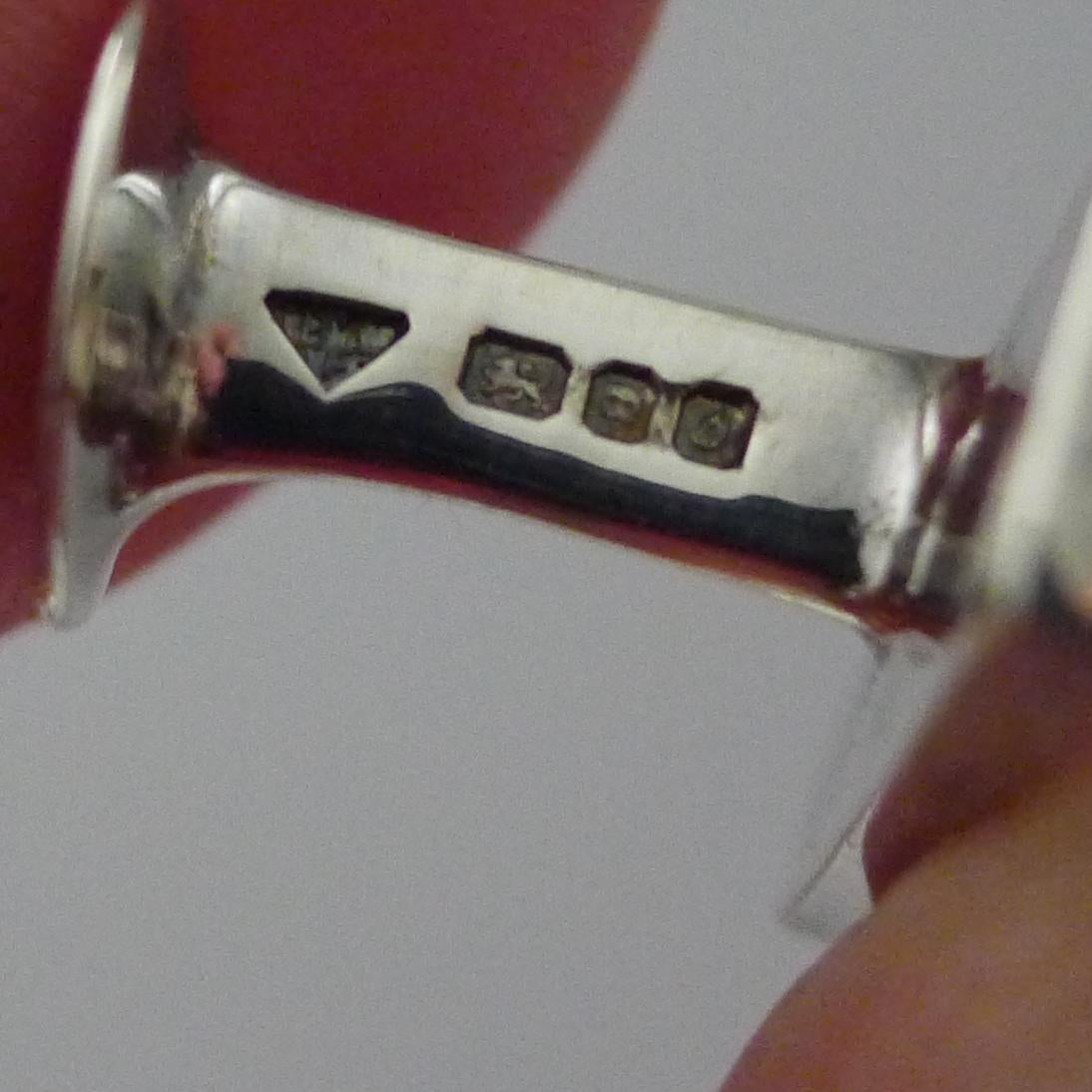 Un'ottima coppia di gemelli in argento massiccio modernisti e brutalisti, opera del collezionista Brian Leslie Fuller.  Ognuno di essi reca il marchio di Londra 1988 e il marchio del produttore.

Si trovano nella loro custodia originale con il