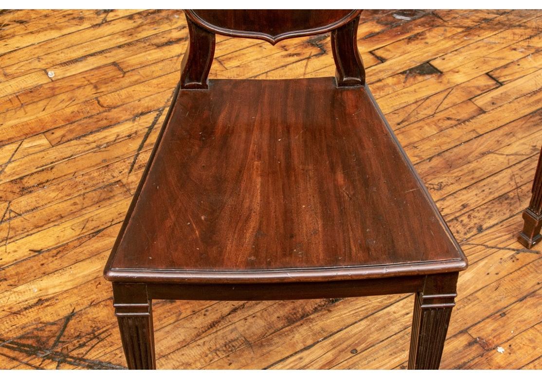 Paire de chaises de salon sculptées du 18e au 19e siècle Bon état - En vente à Bridgeport, CT