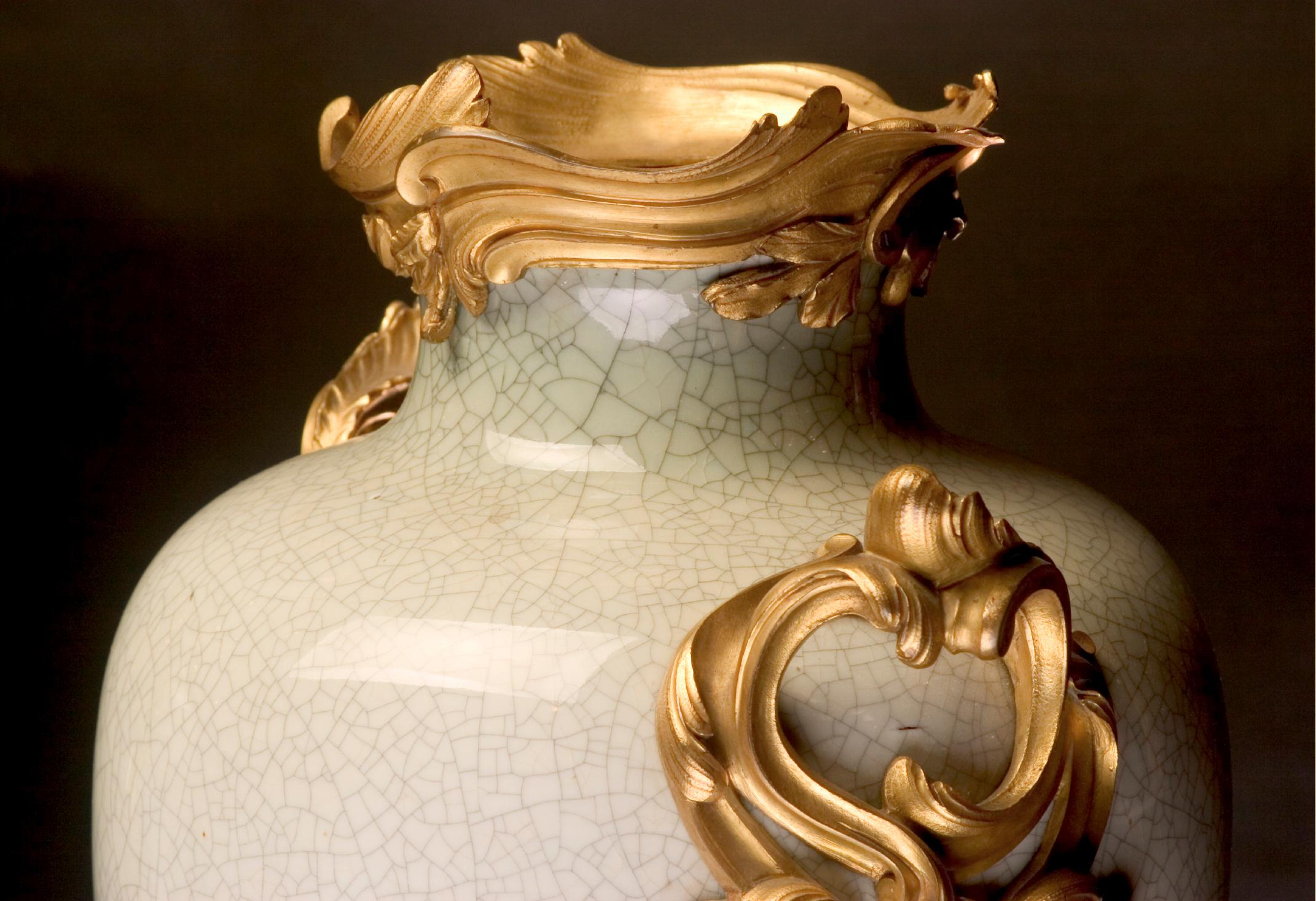 Feines Paar chinesischer Craqule-Vasen des 18. Jahrhunderts mit Bronzebeschlägen (Französisch) im Angebot