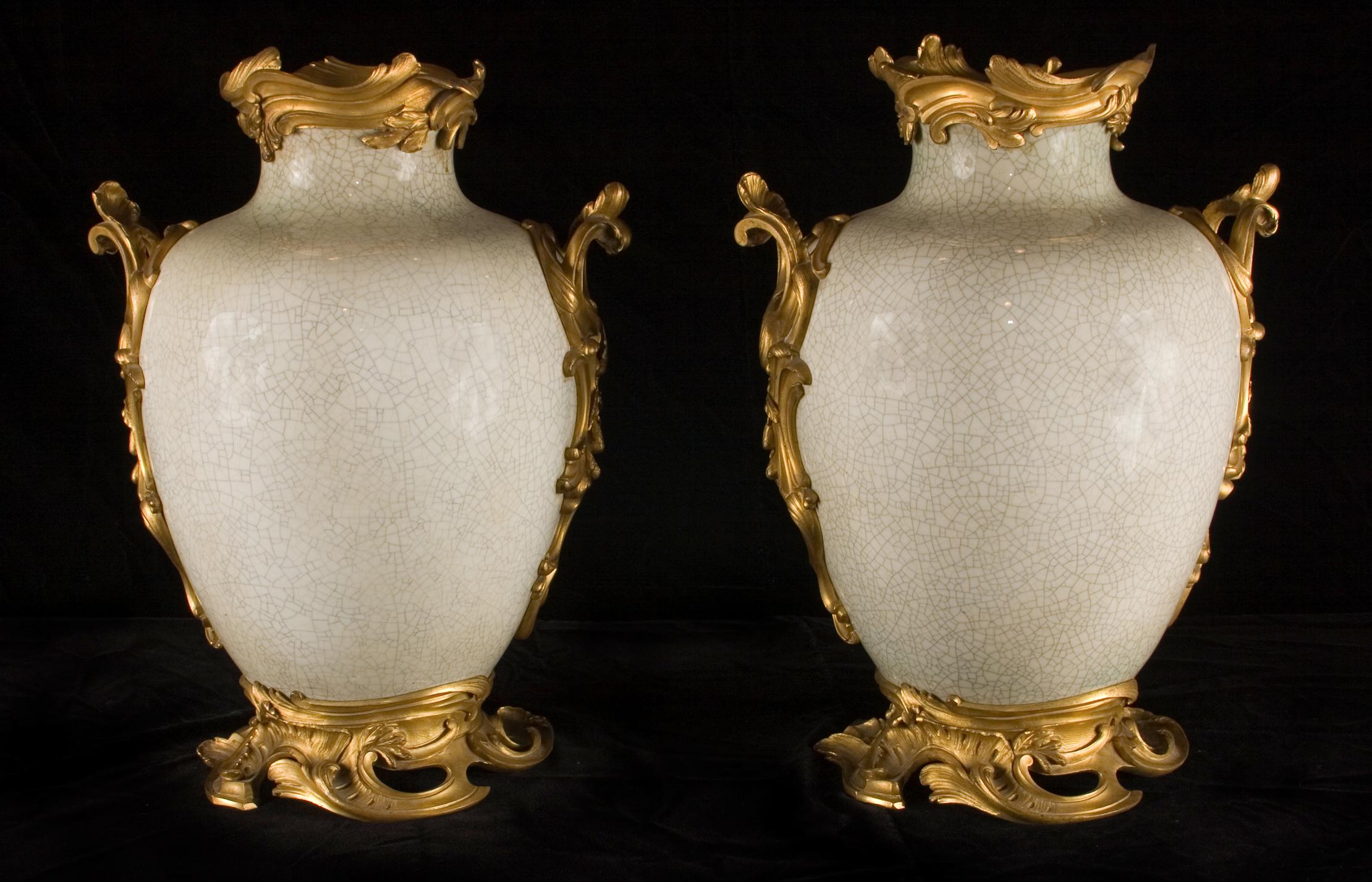 Feines Paar chinesischer Craqule-Vasen des 18. Jahrhunderts mit Bronzebeschlägen im Zustand „Gut“ im Angebot in New Orleans, LA