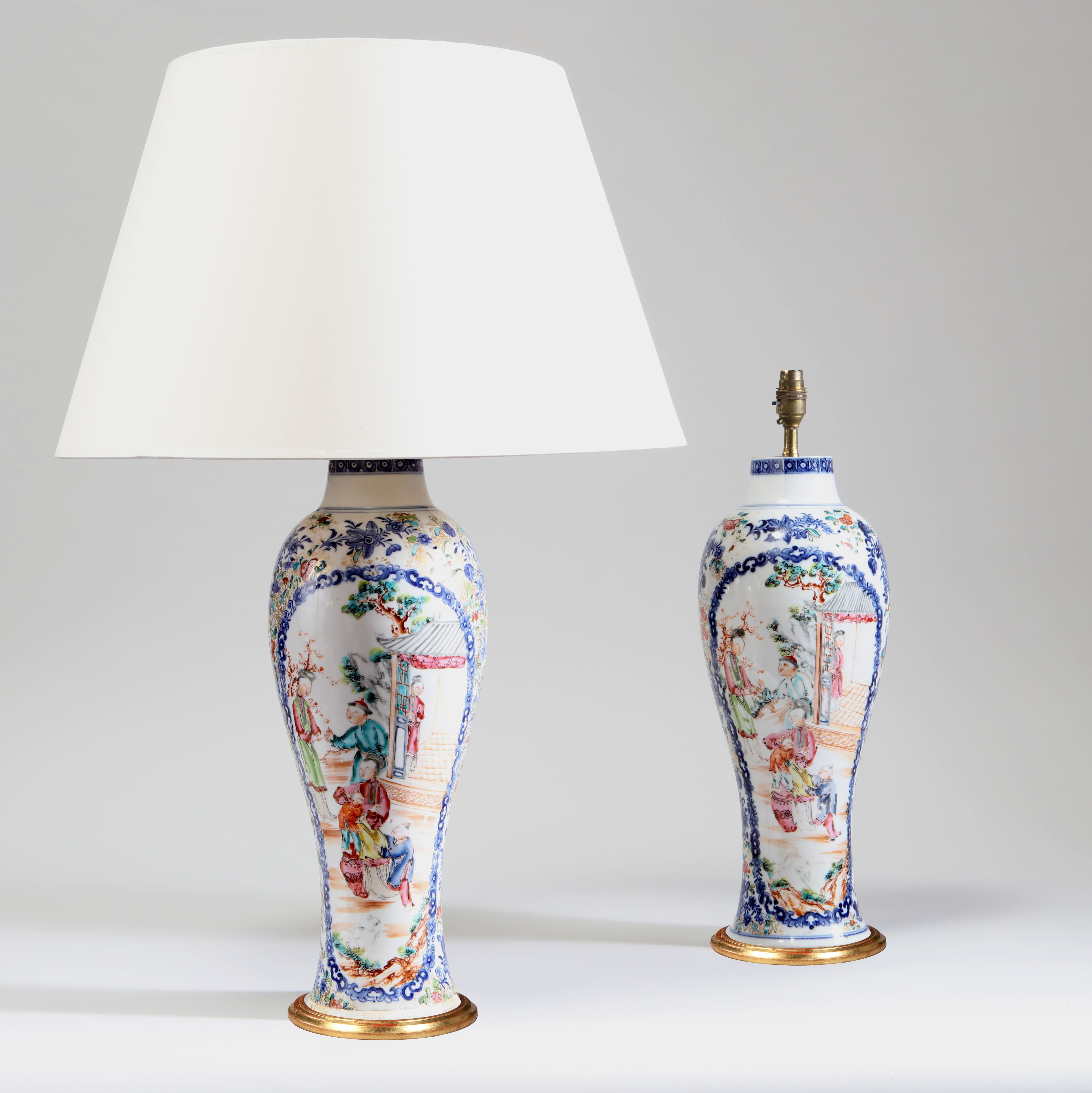 Chinois Paire de vases en porcelaine chinoise du 18ème siècle servant de lampes de bureau avec bases dorées en vente