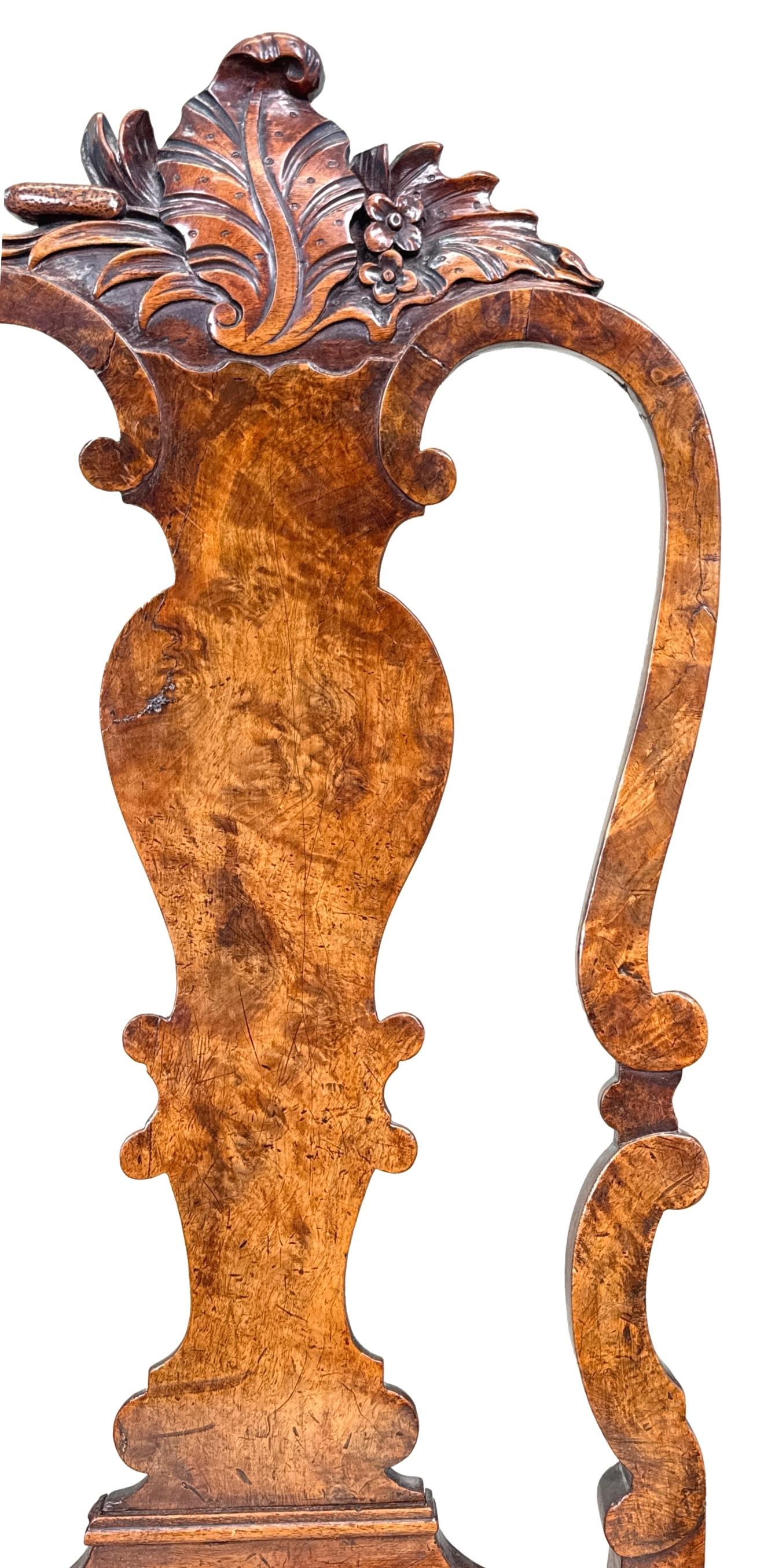 Feines Paar niederländischer Nussbaum-Beistellstühle aus dem 18. im Angebot 3