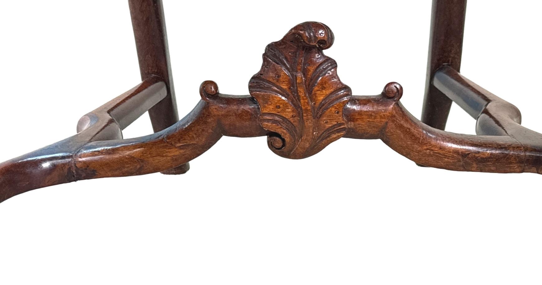 Feines Paar niederländischer Nussbaum-Beistellstühle aus dem 18. im Angebot 4