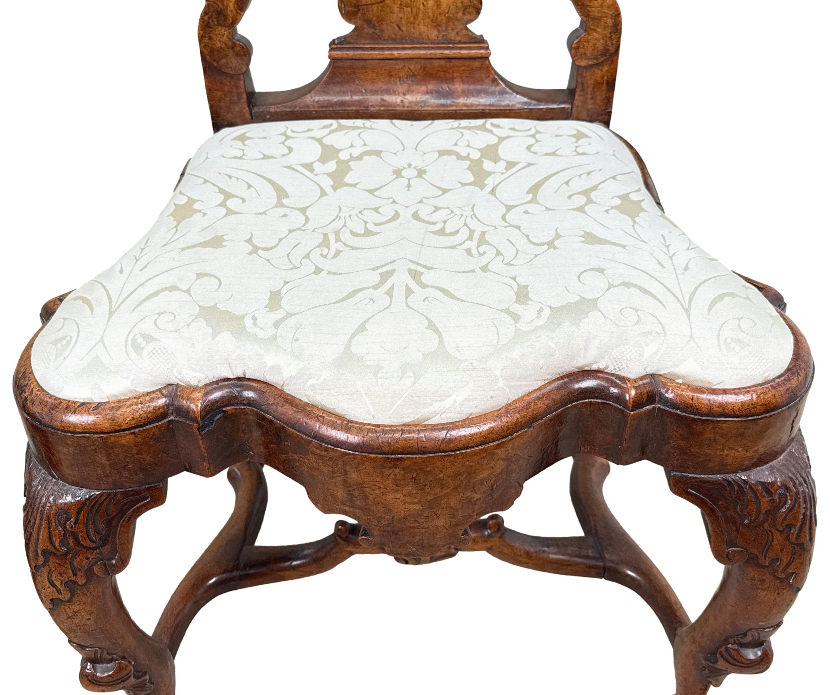 Feines Paar niederländischer Nussbaum-Beistellstühle aus dem 18. im Angebot 8