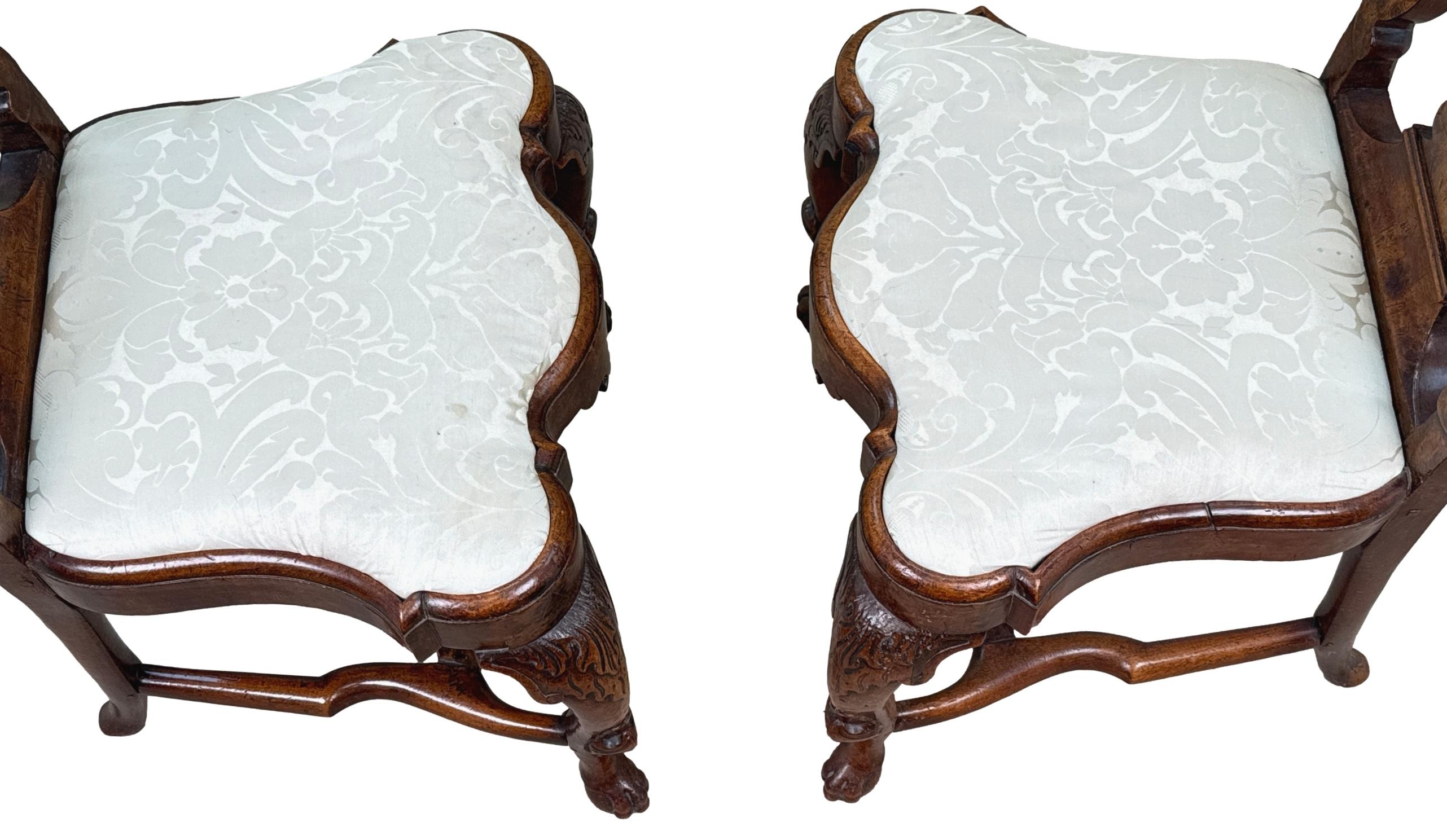 Feines Paar niederländischer Nussbaum-Beistellstühle aus dem 18. (Queen Anne) im Angebot