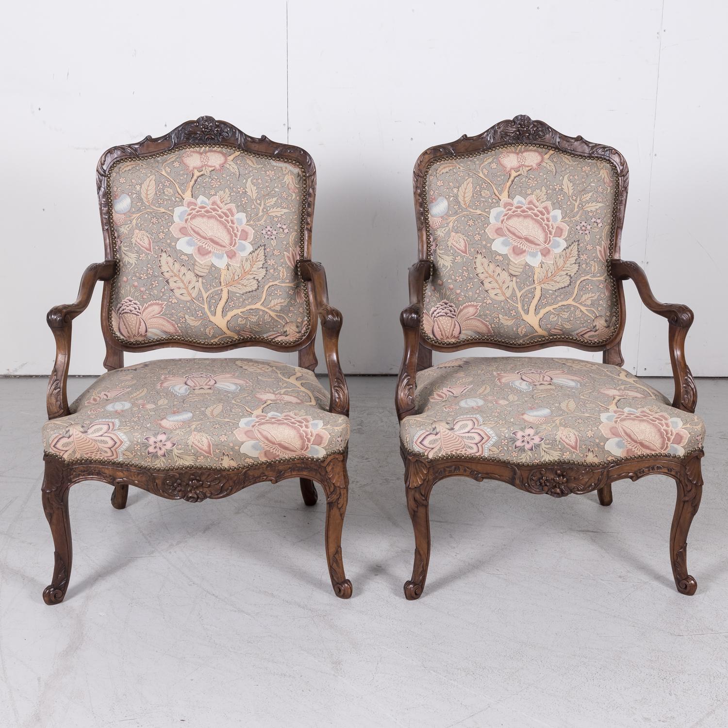 Fine Pair of 18th Century French Louis XV Period Carved Walnut Fauteuils For Sale 1