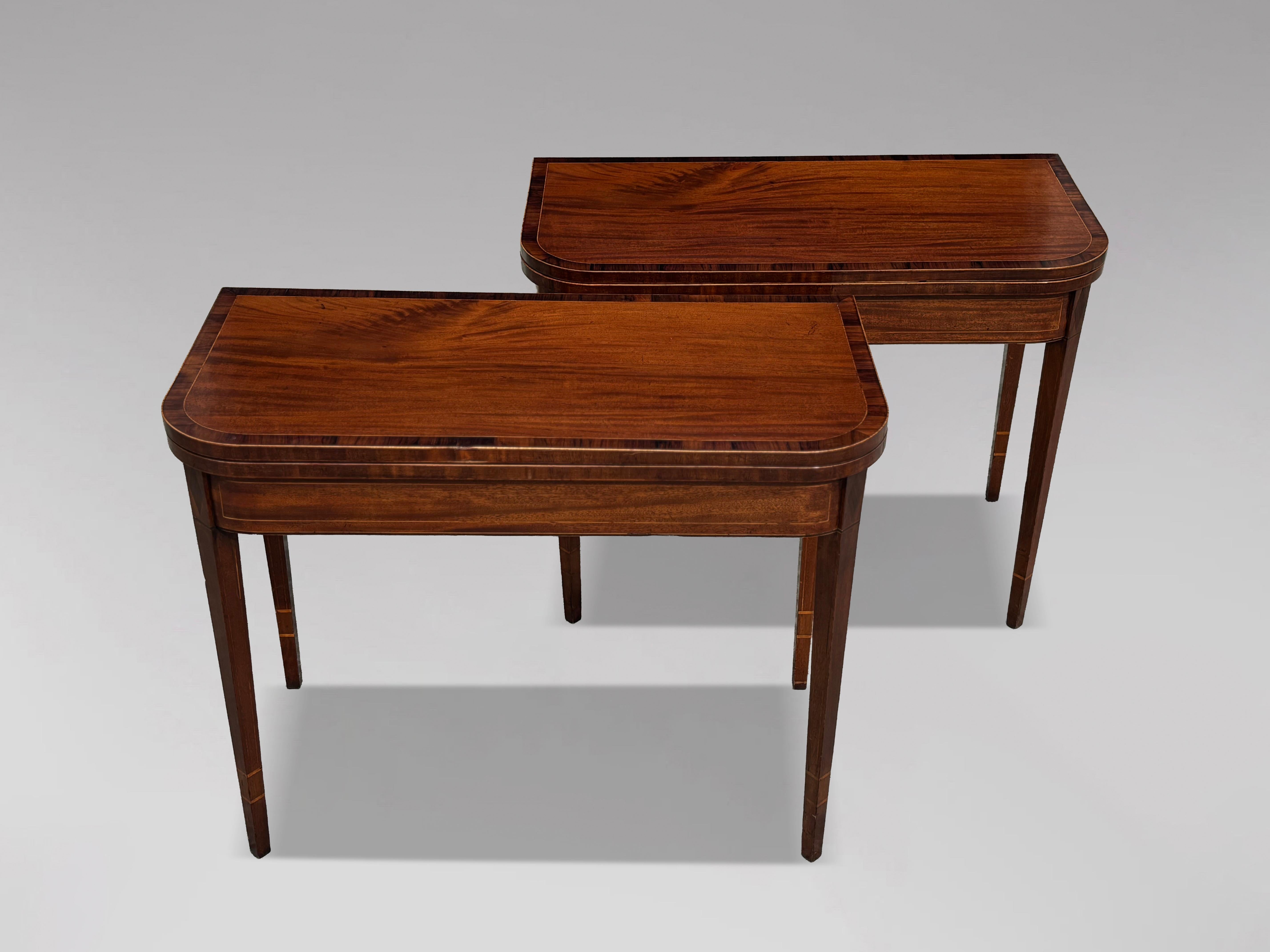 Fina Pareja de Mesas de Té Plegables de Caoba y Marquetería de la Época de Jorge III del Siglo XVIII en venta 7