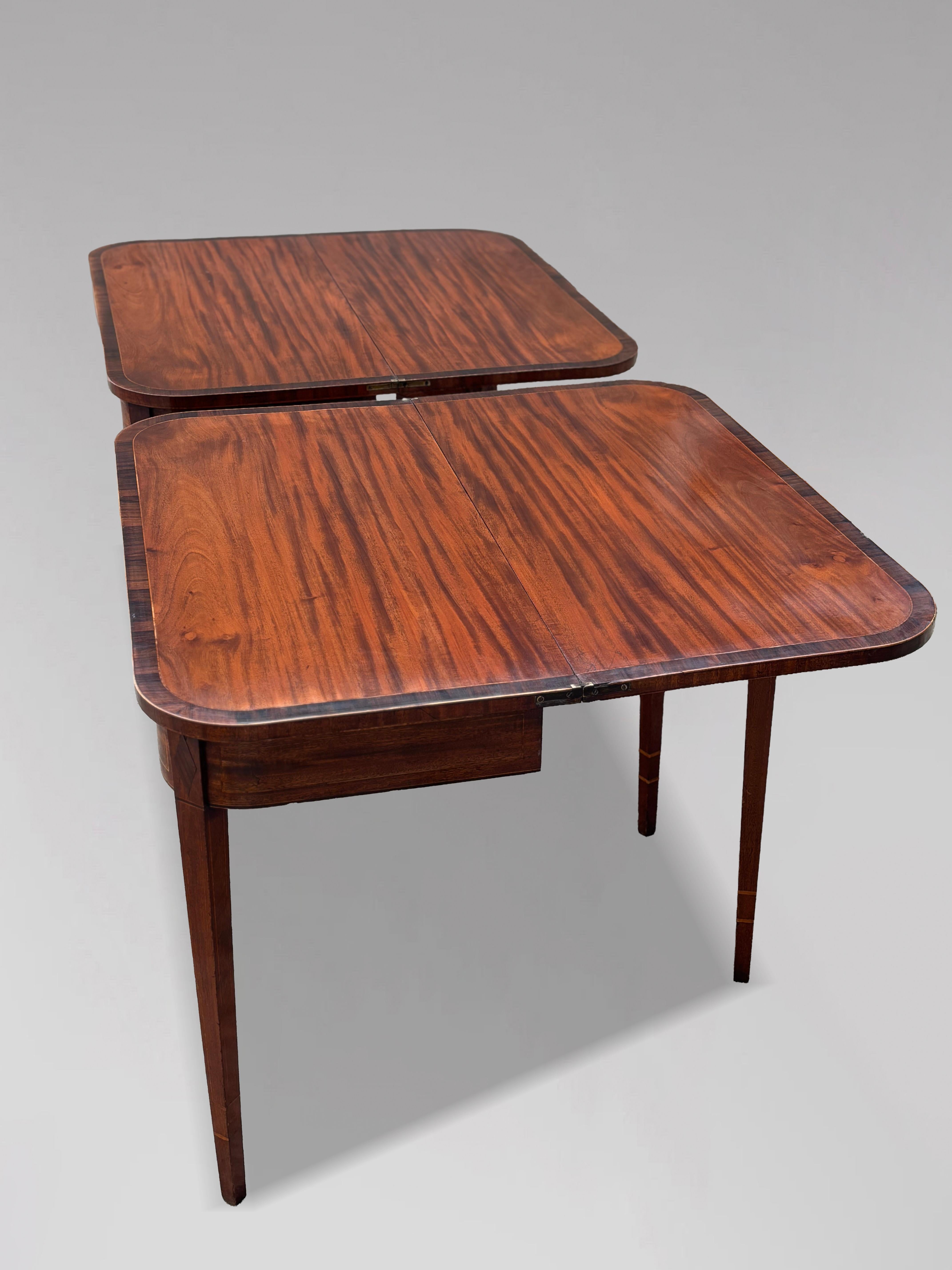 Fina Pareja de Mesas de Té Plegables de Caoba y Marquetería de la Época de Jorge III del Siglo XVIII en venta 8
