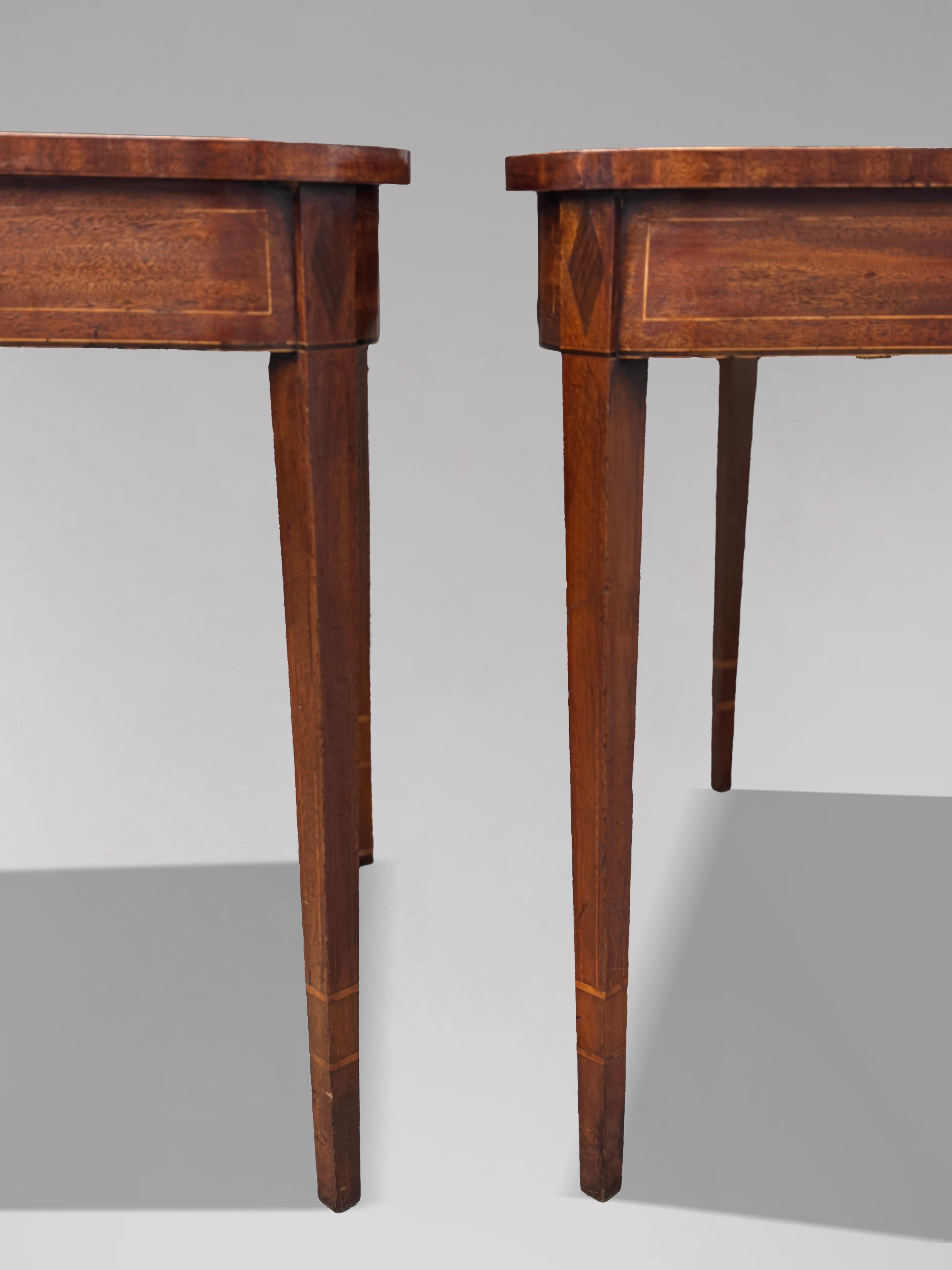 Fina Pareja de Mesas de Té Plegables de Caoba y Marquetería de la Época de Jorge III del Siglo XVIII en venta 10