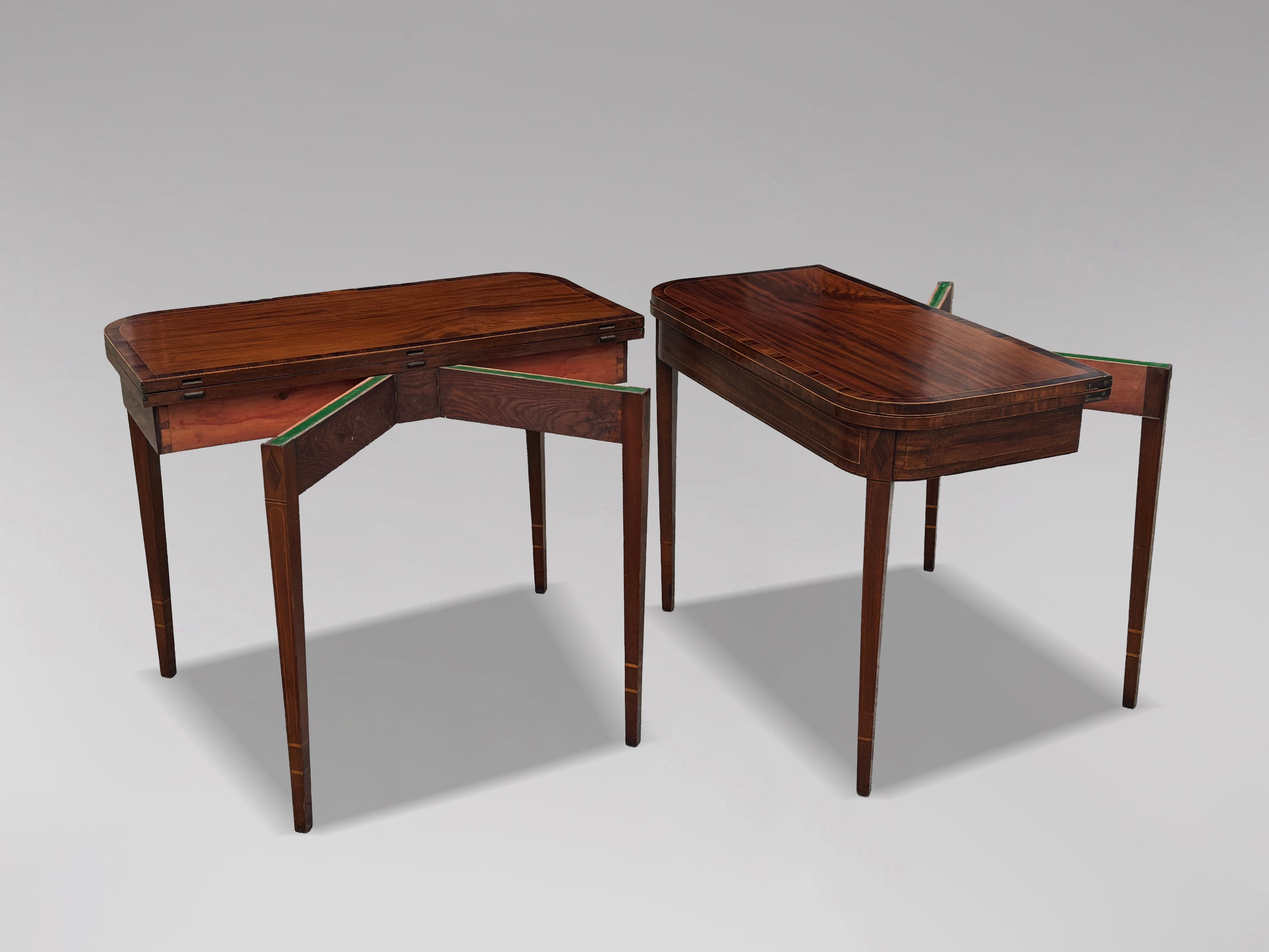 Fina Pareja de Mesas de Té Plegables de Caoba y Marquetería de la Época de Jorge III del Siglo XVIII Británico en venta
