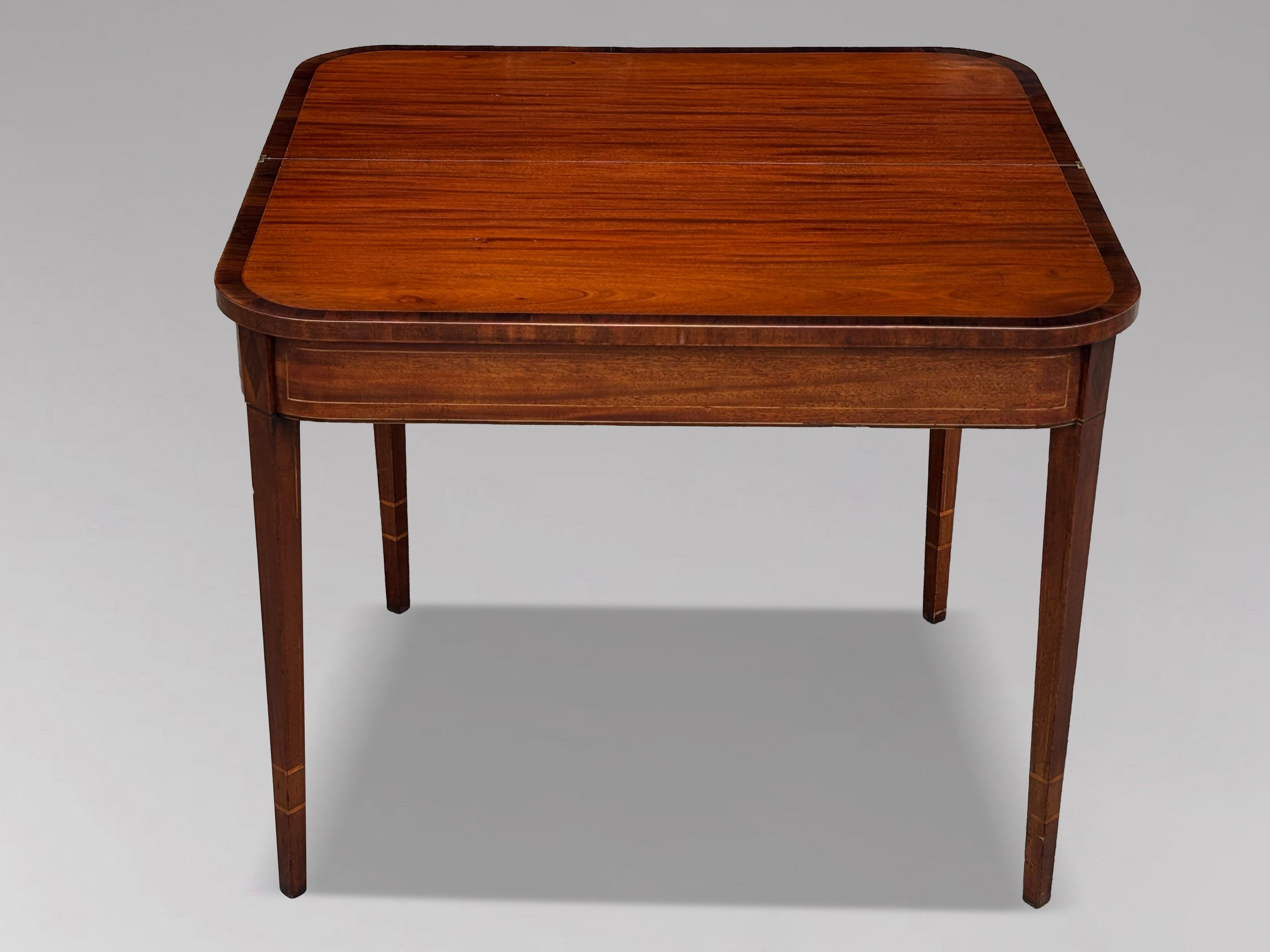 Fina Pareja de Mesas de Té Plegables de Caoba y Marquetería de la Época de Jorge III del Siglo XVIII Madera satinada en venta
