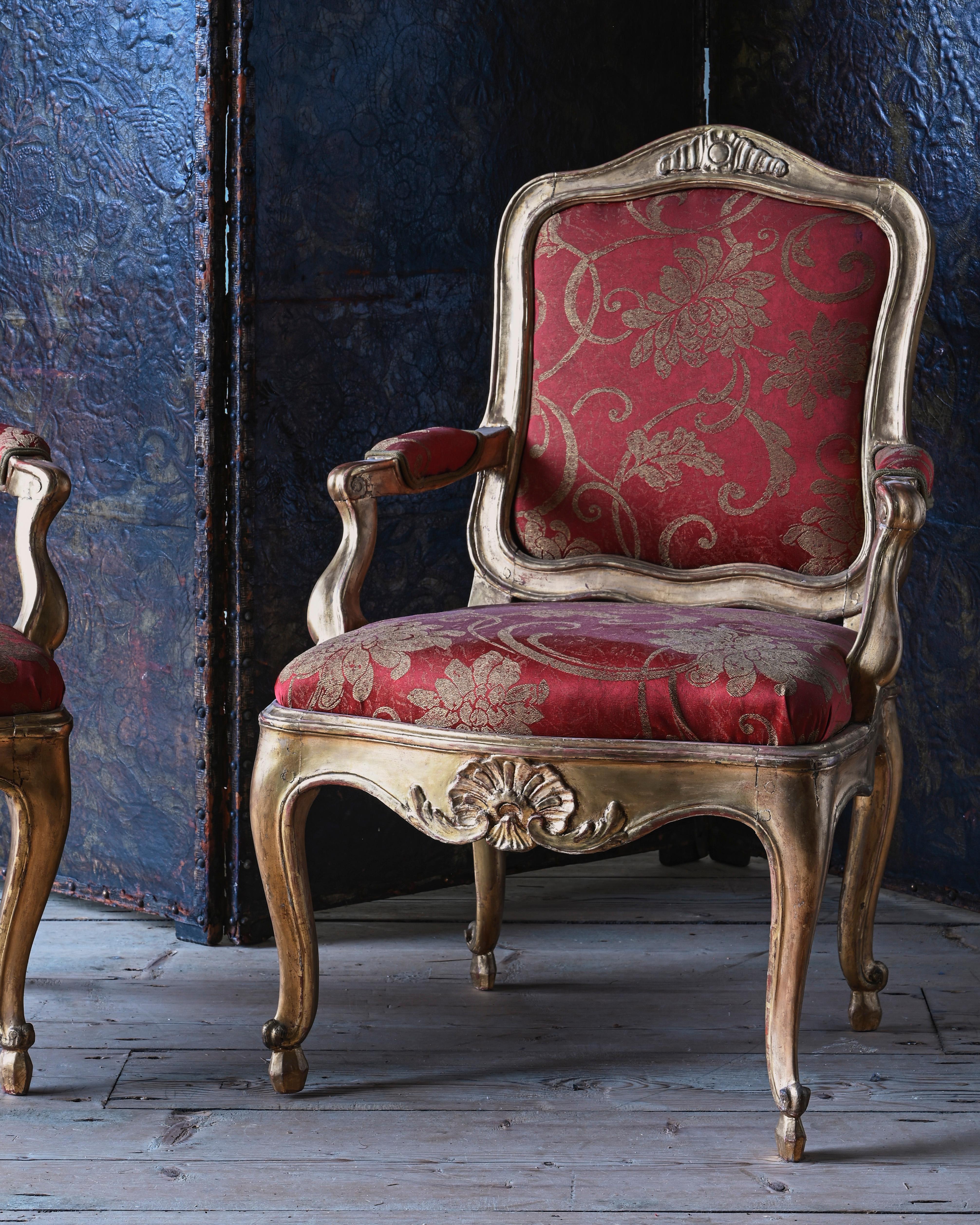 Paar schwedische Rokoko-Sessel aus dem 18. Jahrhundert (Vergoldet) im Angebot