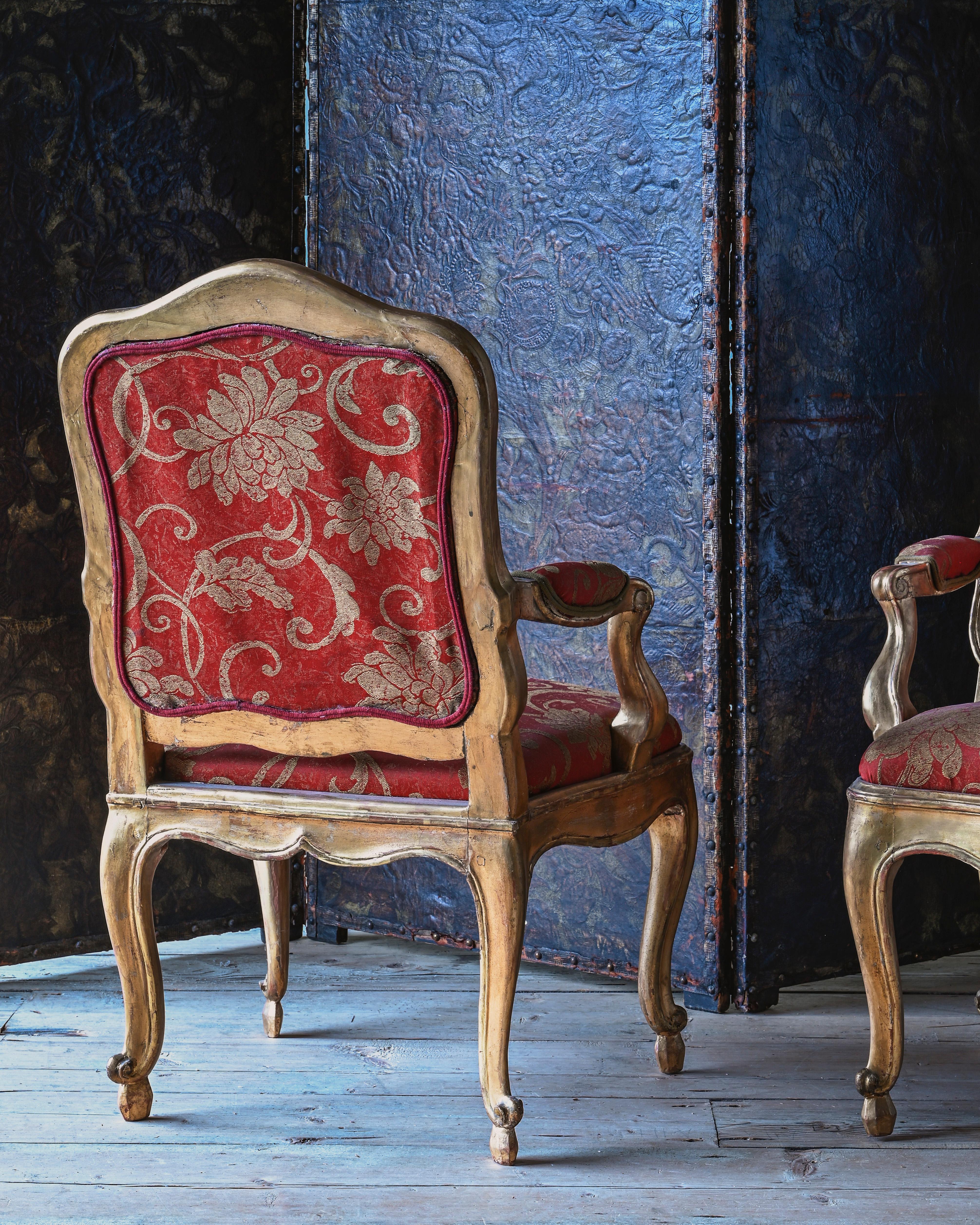 Doré Paire de fauteuils rococo suédois du 18ème siècle de style rococo en vente