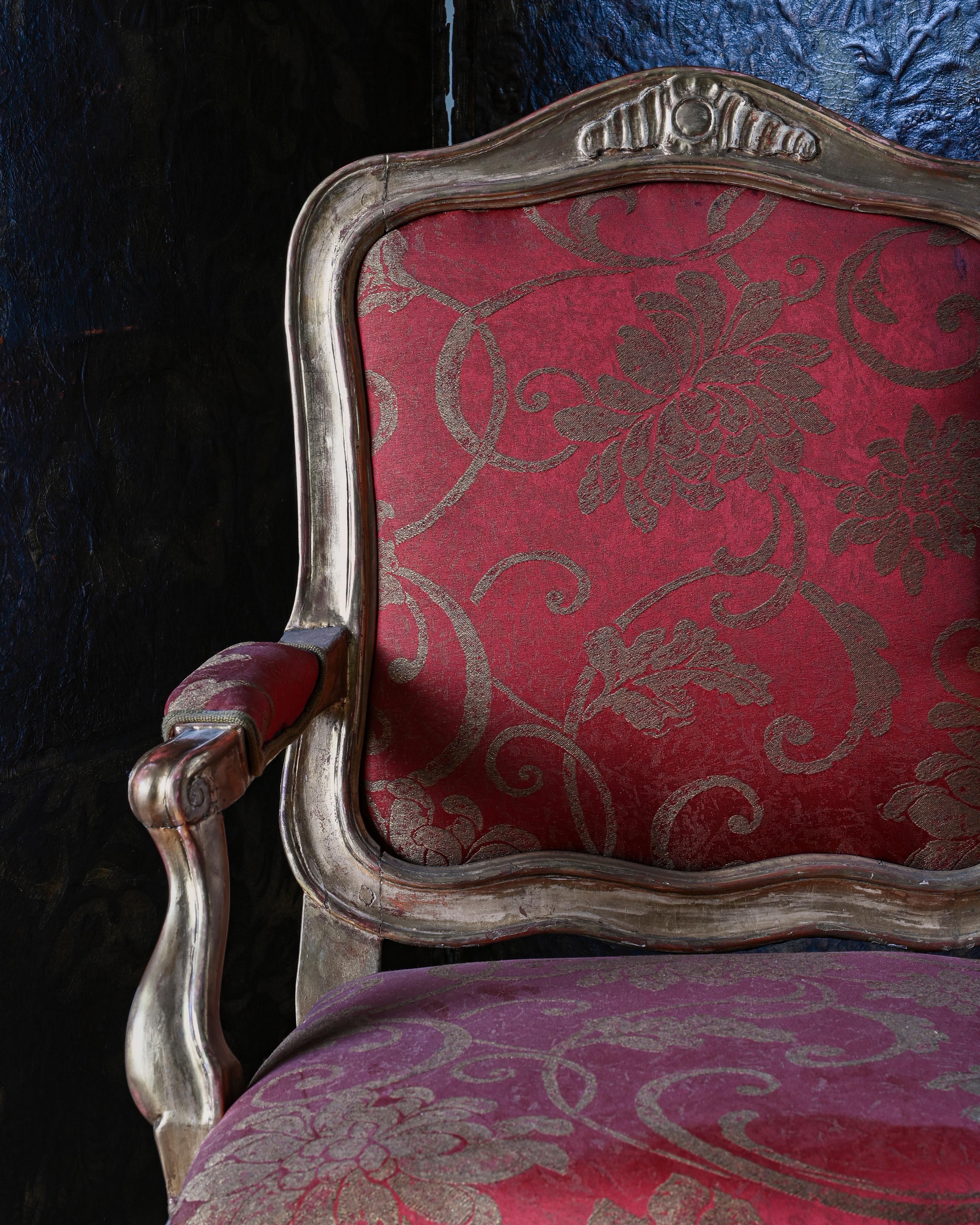 Paire de fauteuils rococo suédois du 18ème siècle de style rococo Bon état - En vente à Mjöhult, SE