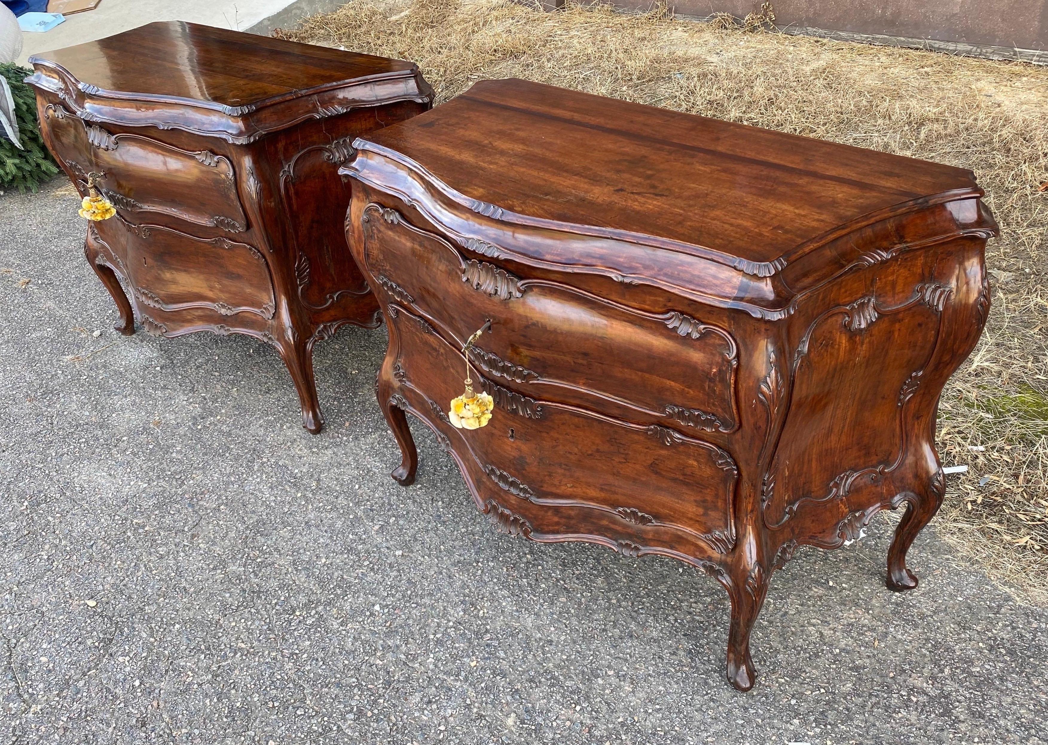 Italian Fine Pair of 18th Century Venetian Rococo Bombe Bedside Chests of Drawers For Sale