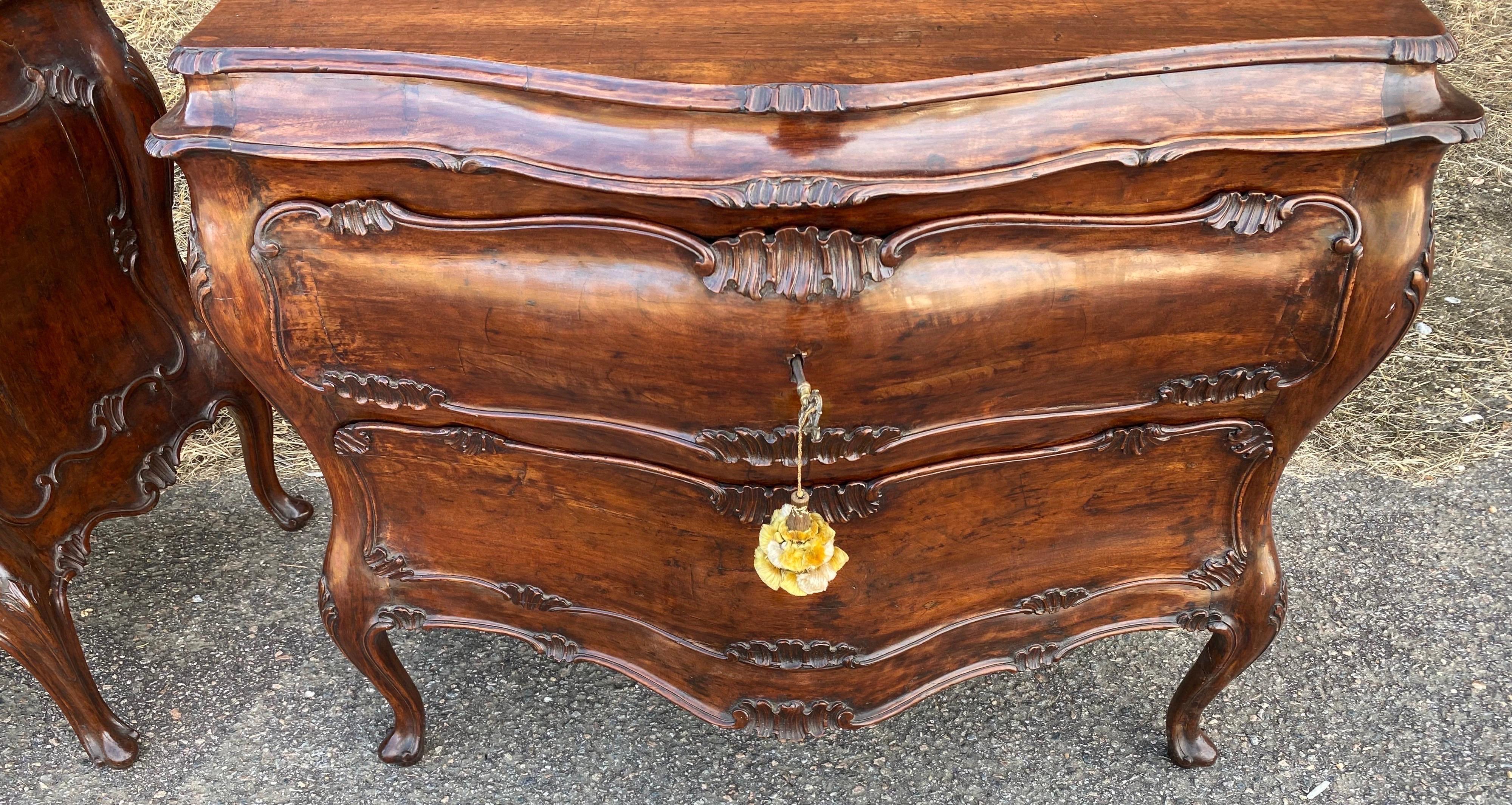 Fine Pair of 18th Century Venetian Rococo Bombe Bedside Chests of Drawers For Sale 2