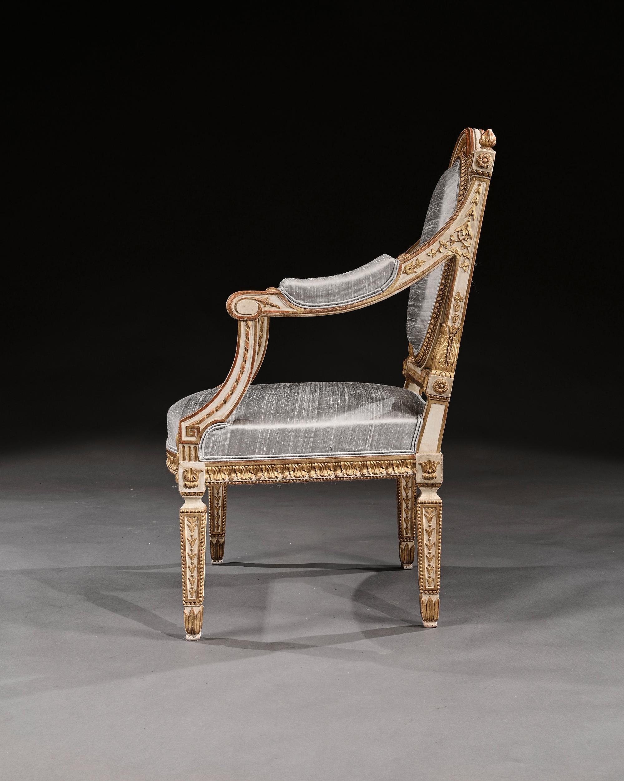 Soie Paire de fauteuils décoratifs italiens peints et dorés à la feuille du 19ème siècle en vente
