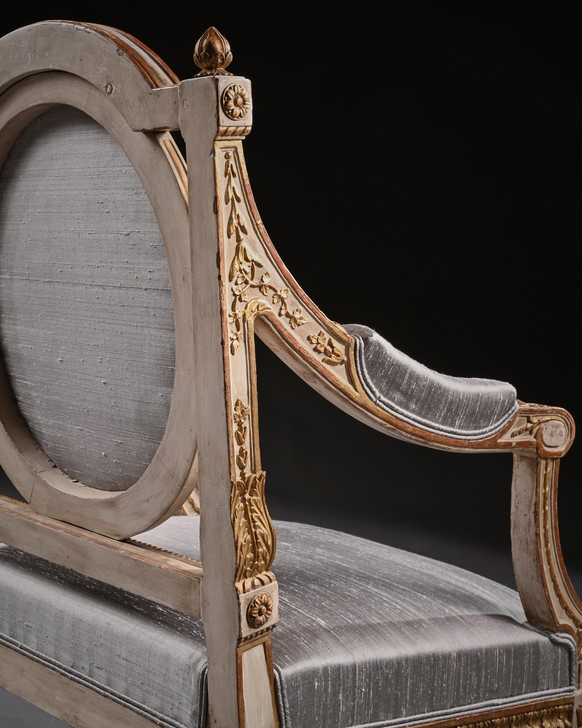 Paire de fauteuils décoratifs italiens peints et dorés à la feuille du 19ème siècle en vente 4