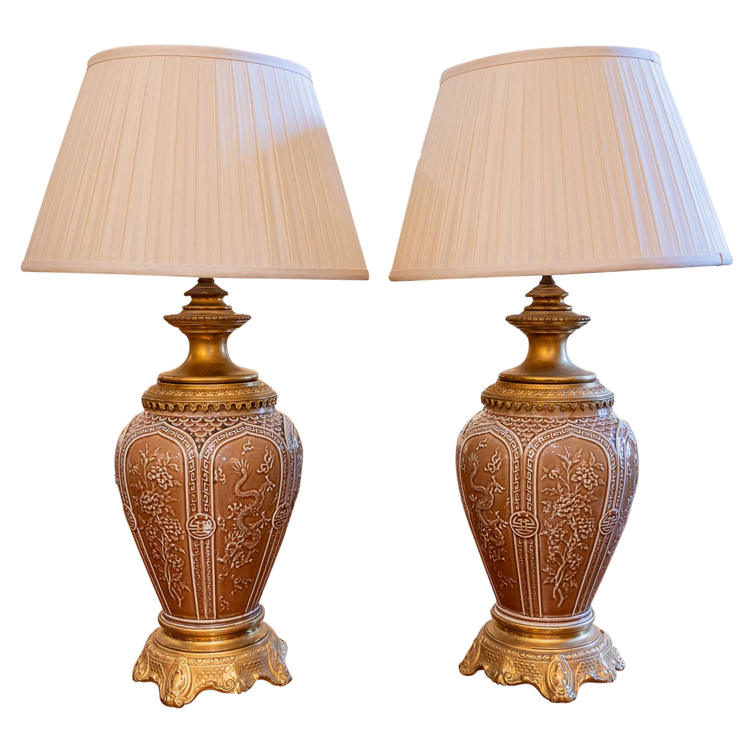 Paire de lampes-urnes en porcelaine de style Chinoiserie française du 19ème siècle avec bronze doré