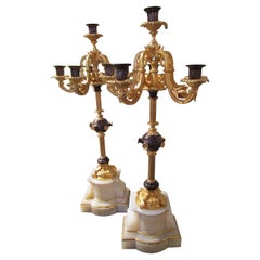 Paar Kandelaber aus vergoldeter Bronze und patinierter Bronze aus dem 19. Jahrhundert, Alabaster