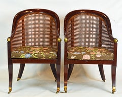Paire de chaises cannes coloniales britanniques du 19ème siècle en acajou avec dossier tonneau
