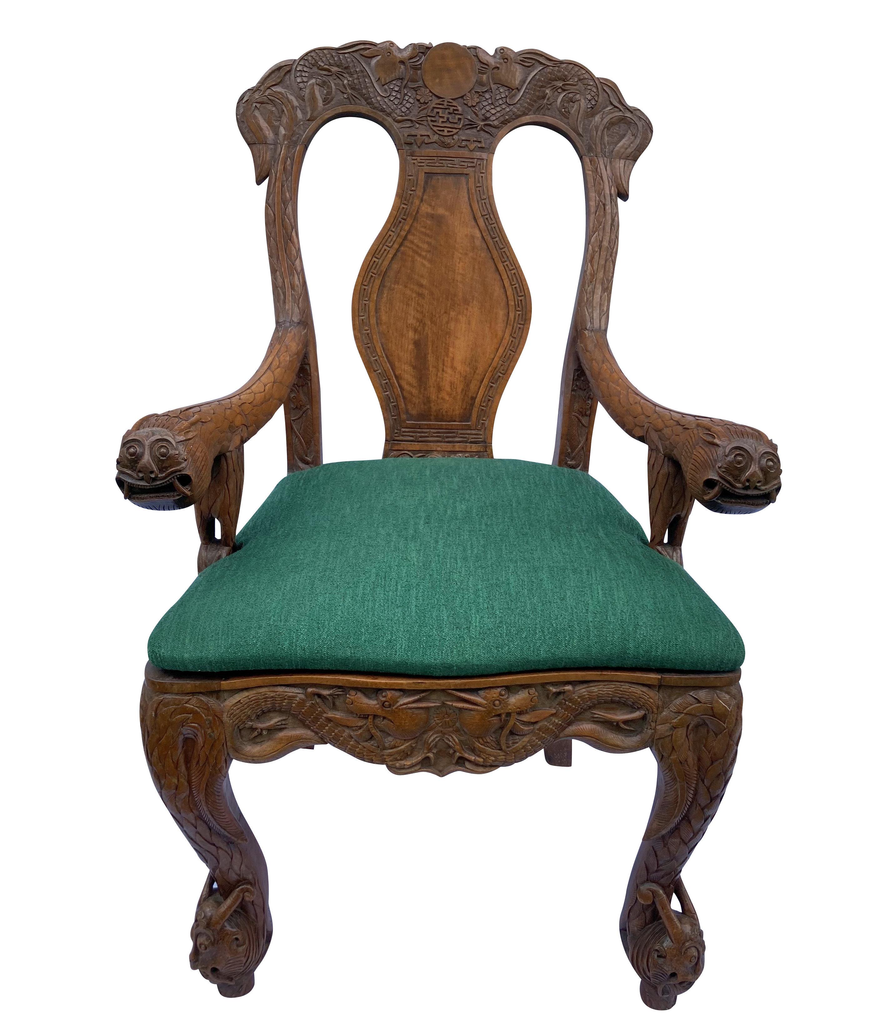 Paire de fauteuils chinois en teck massif, finement sculptés et très décoratifs. Les chaises sont pleines de symbolisme et de signification, avec des lions, des dragons, des chauves-souris, des fleurs de lotus et des symboles. Les sièges ont été