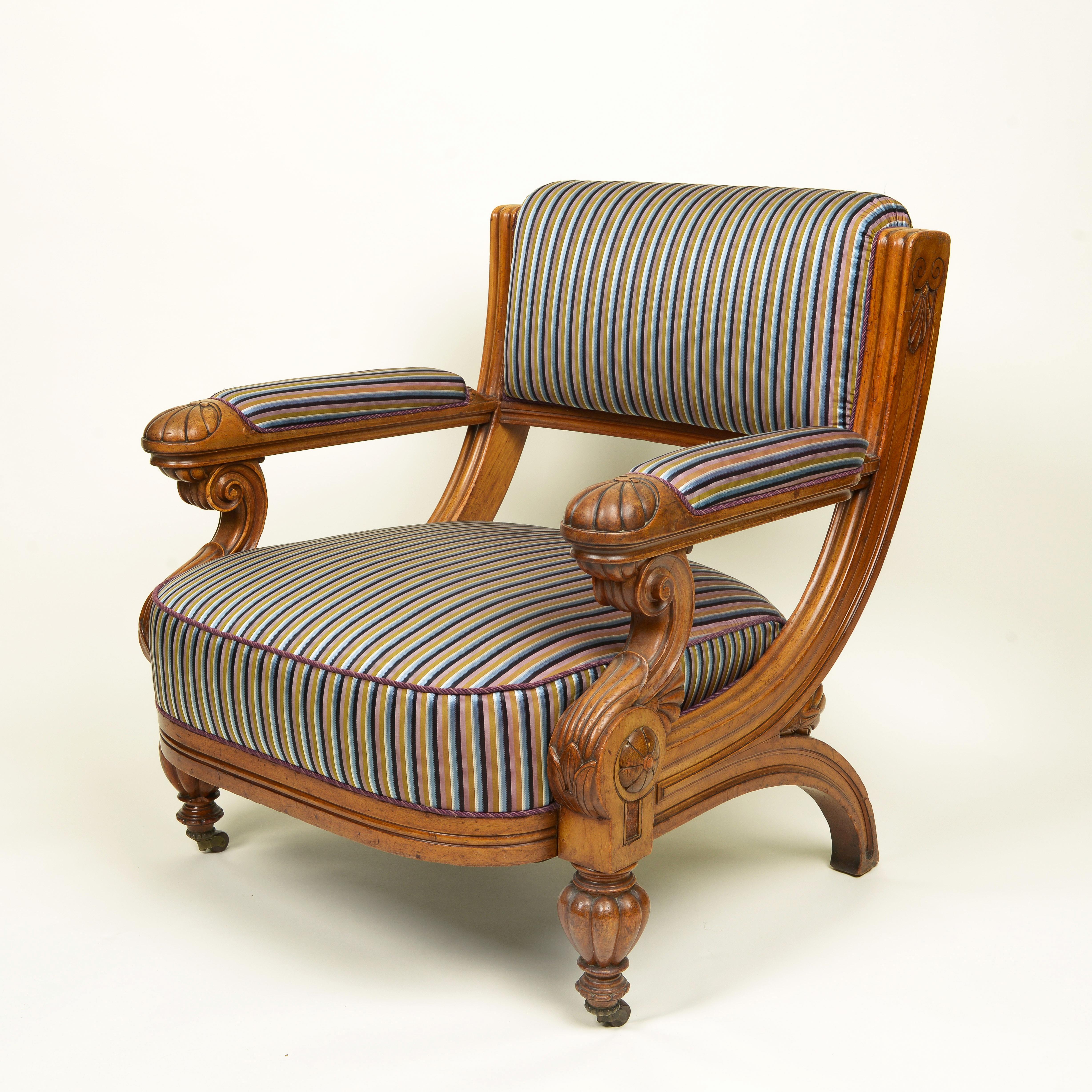 Néoclassique Paire de fauteuils de bibliothèque en acajou sculpté de style continental du XIXe siècle en vente