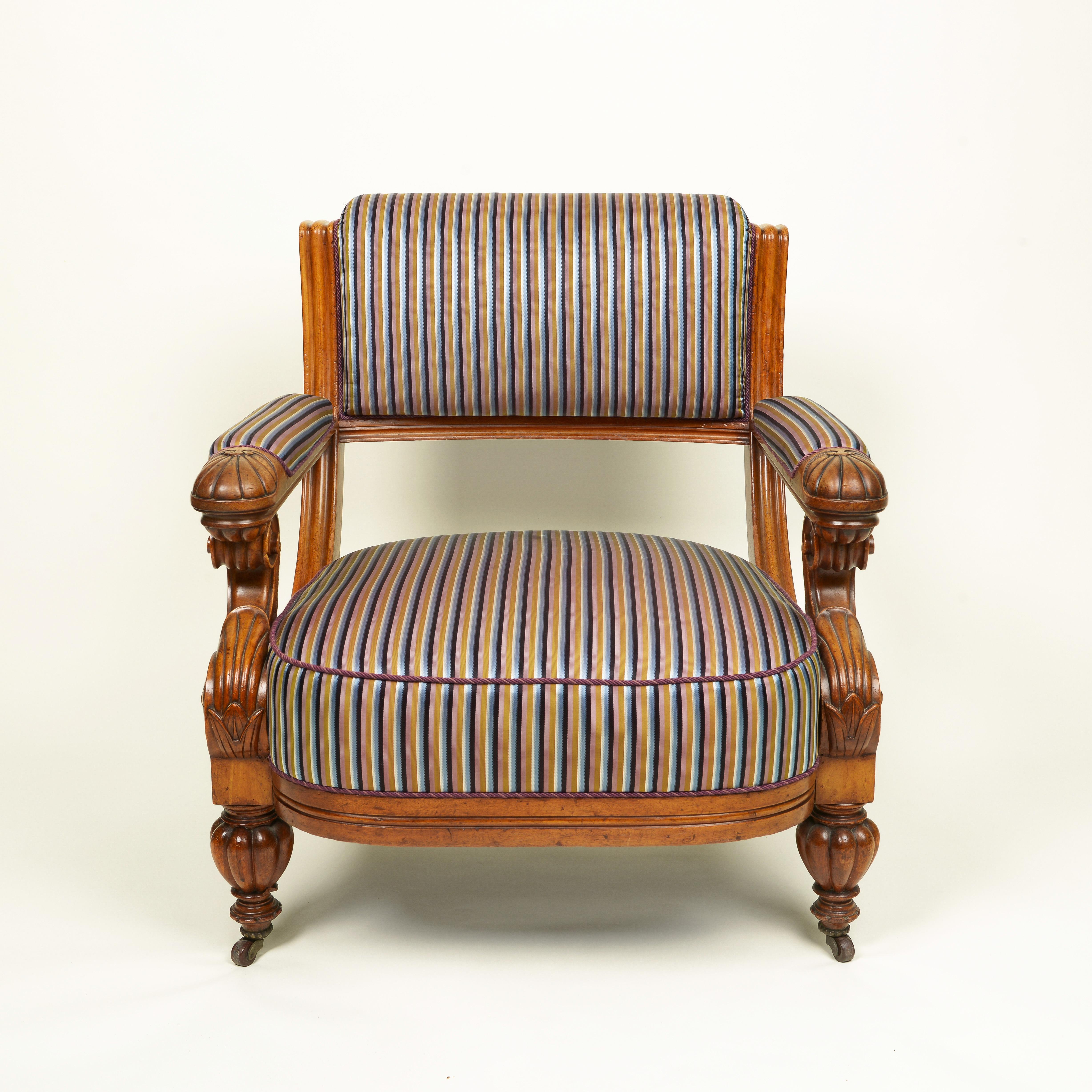 Français Paire de fauteuils de bibliothèque en acajou sculpté de style continental du XIXe siècle en vente