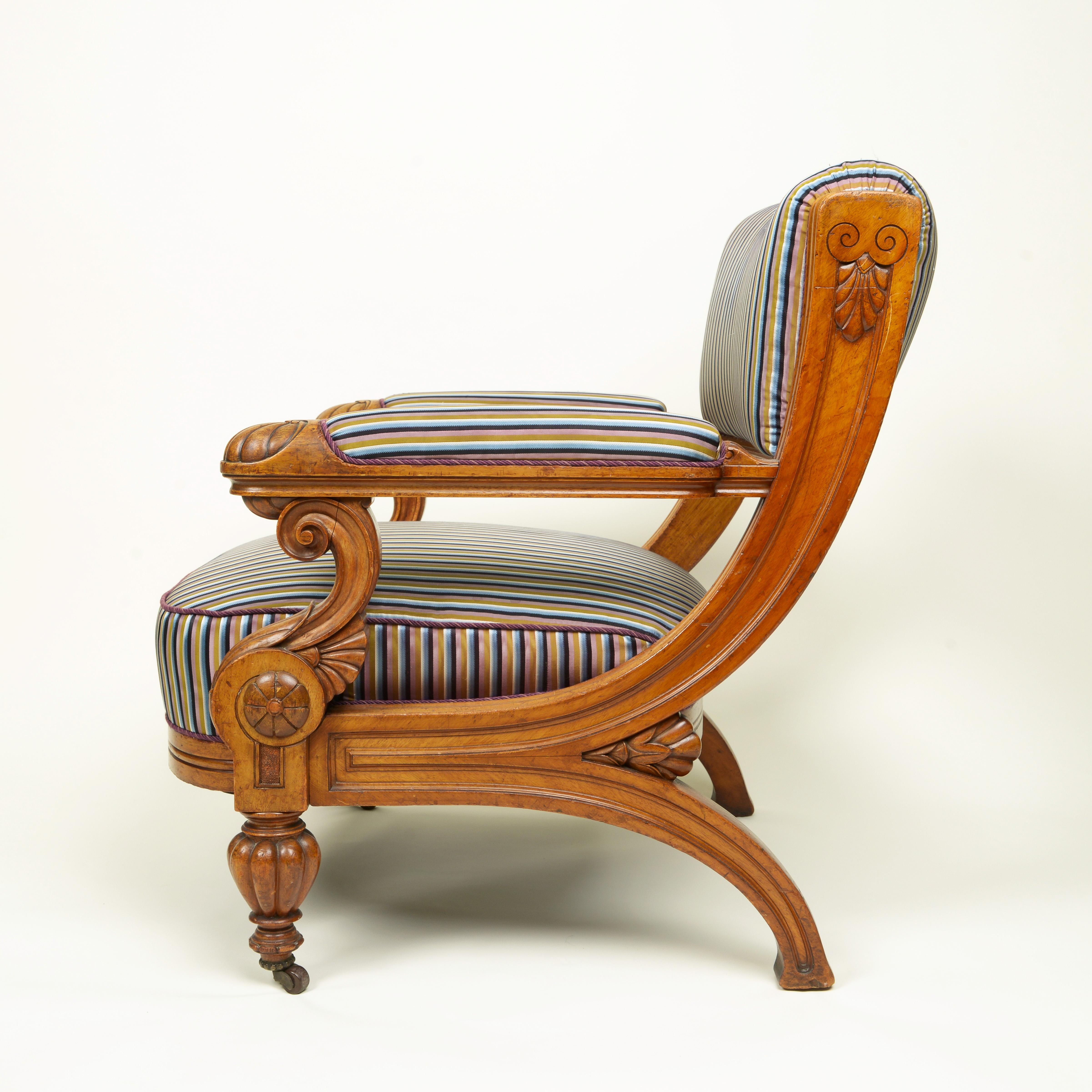 Fait main Paire de fauteuils de bibliothèque en acajou sculpté de style continental du XIXe siècle en vente