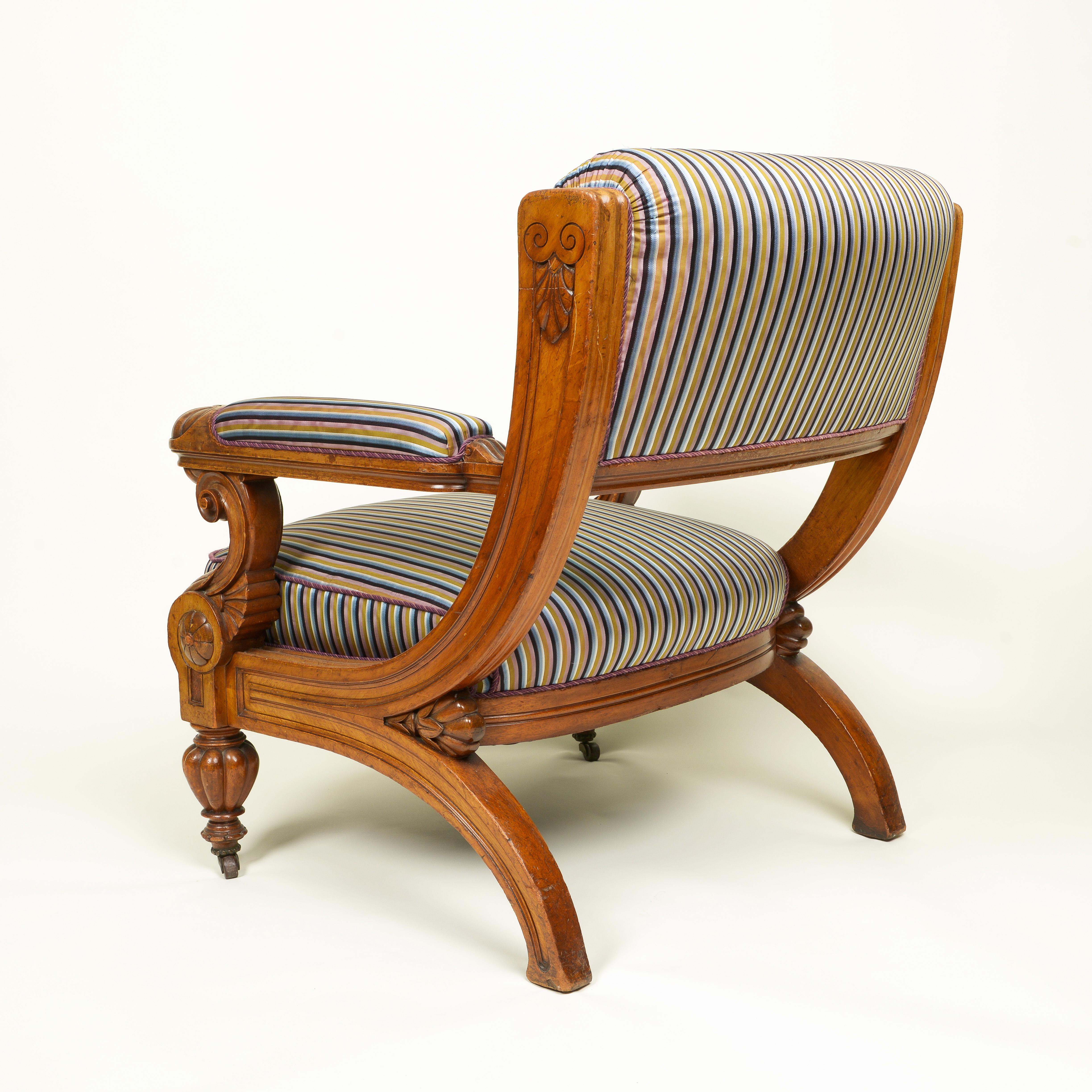 Paire de fauteuils de bibliothèque en acajou sculpté de style continental du XIXe siècle Bon état - En vente à New York, NY