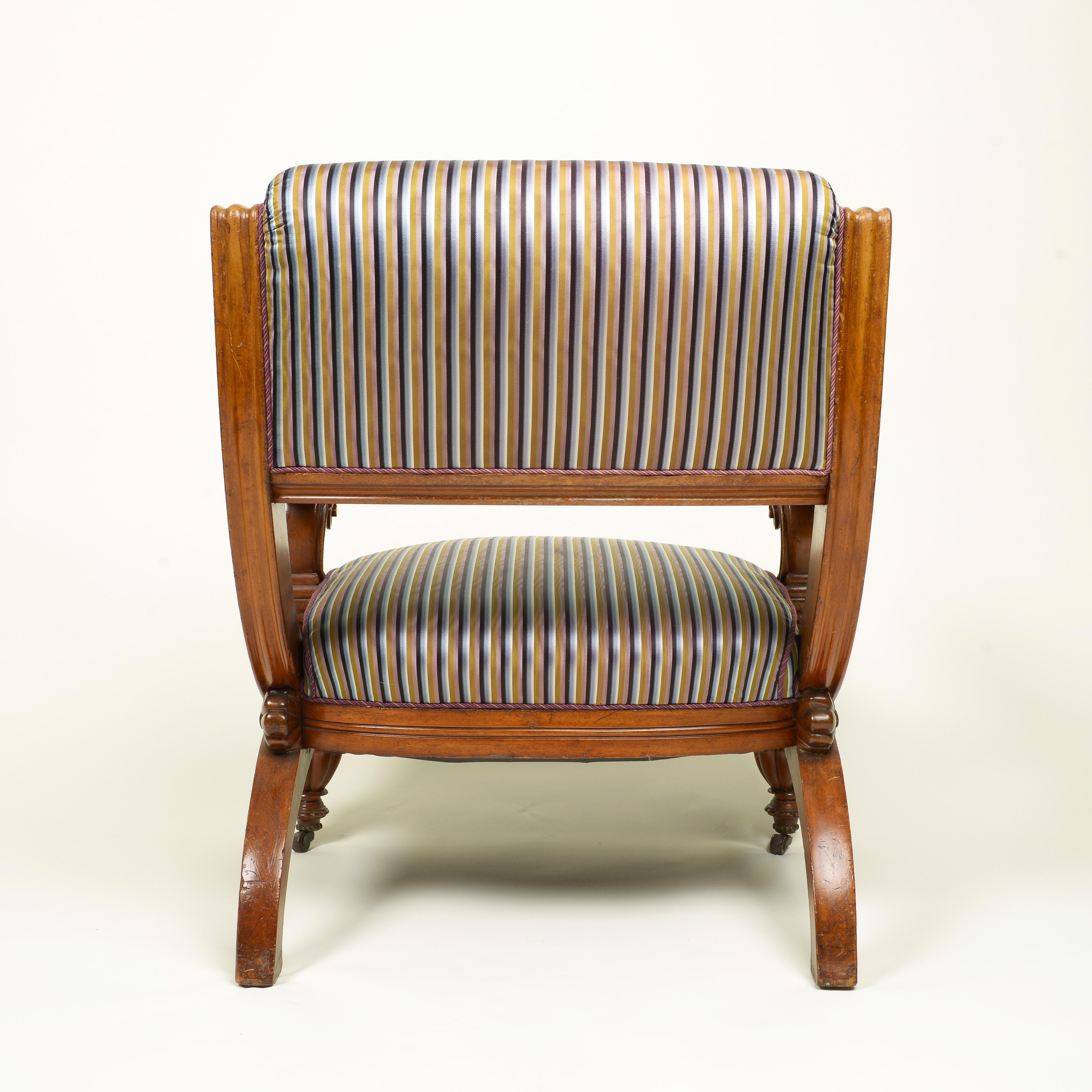 Fin du XIXe siècle Paire de fauteuils de bibliothèque en acajou sculpté de style continental du XIXe siècle en vente