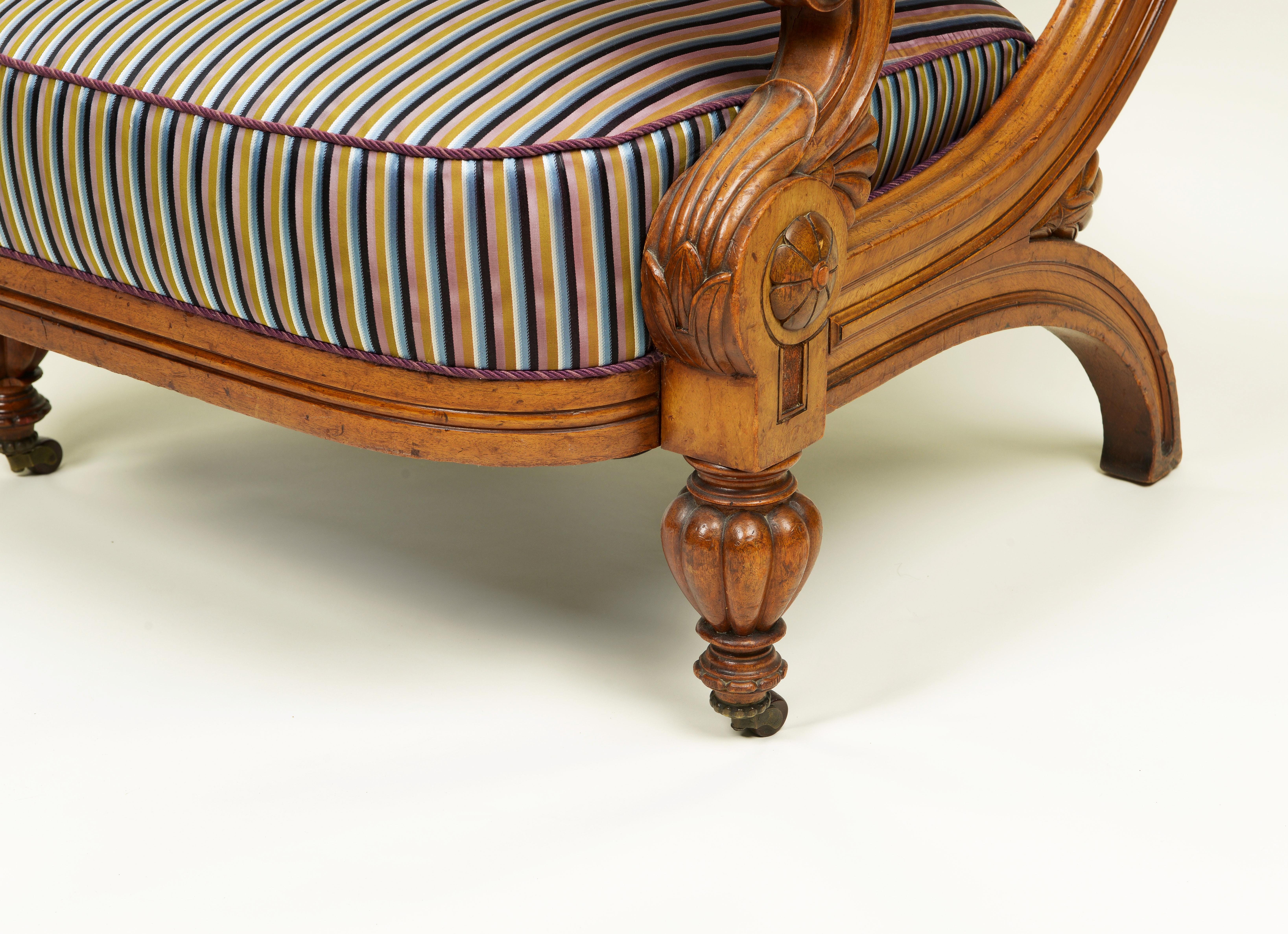 Soie Paire de fauteuils de bibliothèque en acajou sculpté de style continental du XIXe siècle en vente