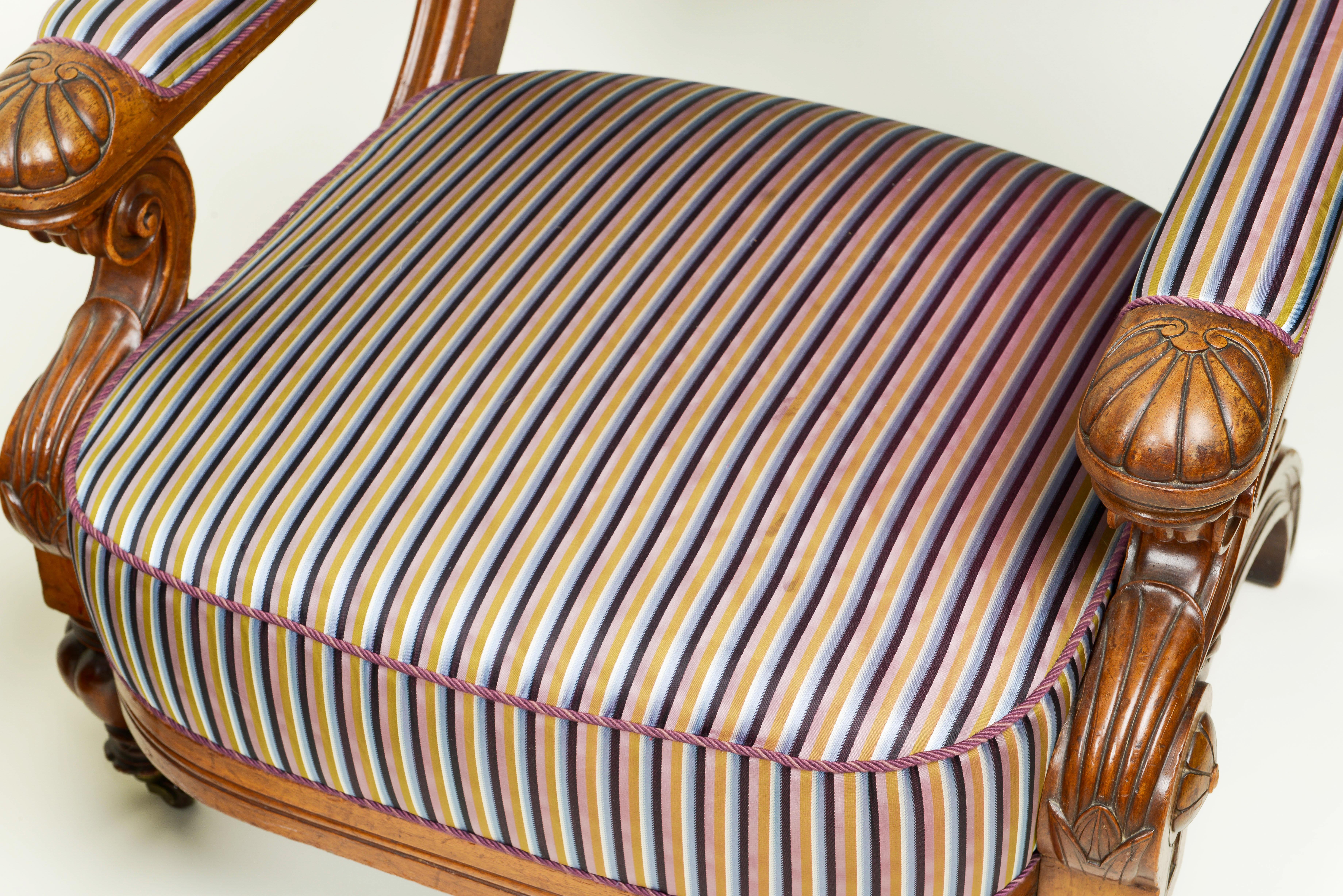 Paire de fauteuils de bibliothèque en acajou sculpté de style continental du XIXe siècle en vente 1