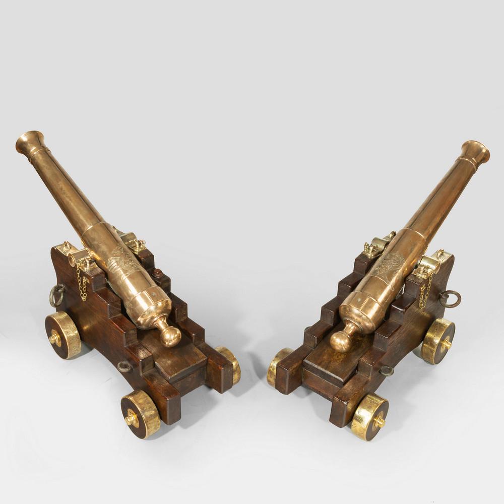Belle paire de canons anglais en bronze du milieu du XIXe siècle, avec des canons effilés de 41 pouces et des gueules évasées, le haut de chaque culasse étant gravé des armoiries de la famille de John Towlerton Leather, Middleton Hall,