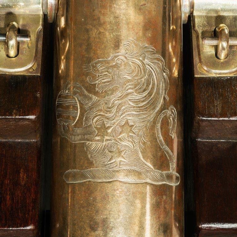 Bronze Paire de canons en bronze anglais du XIXe siècle sur chariots en chêne en vente