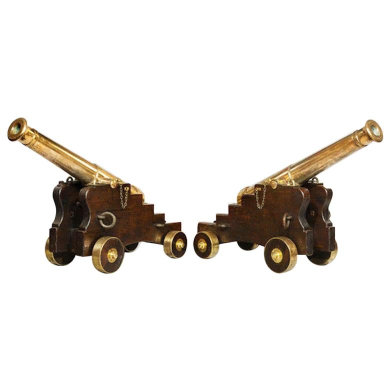 Paar englische Barrel-Bronze-Kanonen auf Eichenholzwagen aus dem 19. Jahrhundert