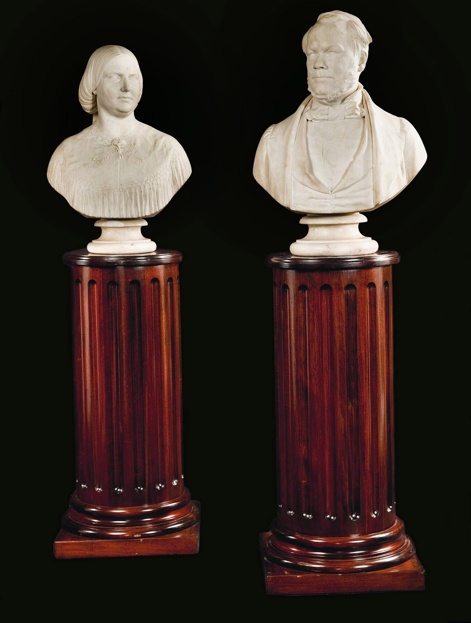Paire de bustes anglais en marbre de Carrare sculptés sur piédestal en bois du milieu du 19e siècle par John Denton Crittenden

Représentation d'un homme et d'une femme aisés.

Chacun a signé J&D. CRITTENDEN. SC et daté de 1860.

John Denton
