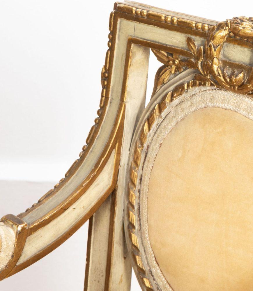 Ein sehr schönes Paar französischer Kindersessel des 19. Jahrhunderts im Stil von Napoleon X.
Mit quadratischen Rückenlehnen mit ovalen gepolsterten Paneelen über geschwungenen Armlehnen, gestützt auf vasenförmige, spiralförmig gedrehte Stützen und