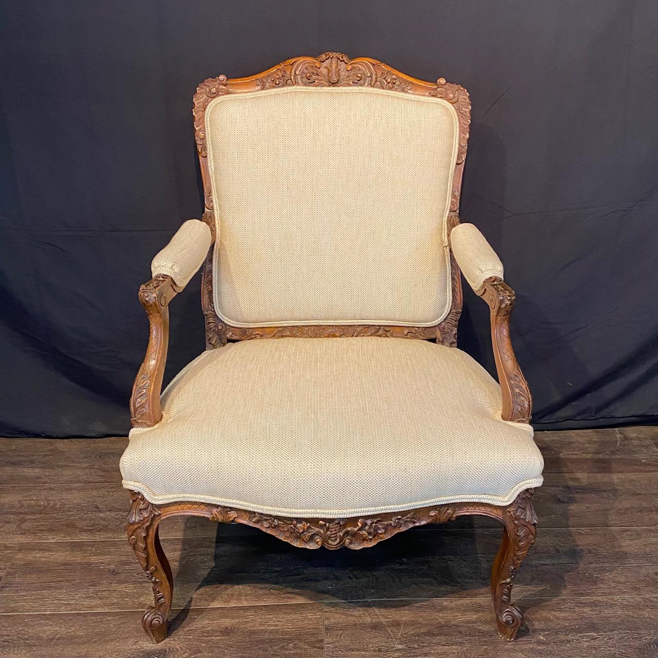 Feines Paar französischer geschnitzter Nussbaumsessel aus dem 19. Jahrhundert (Louis XV) im Angebot 5