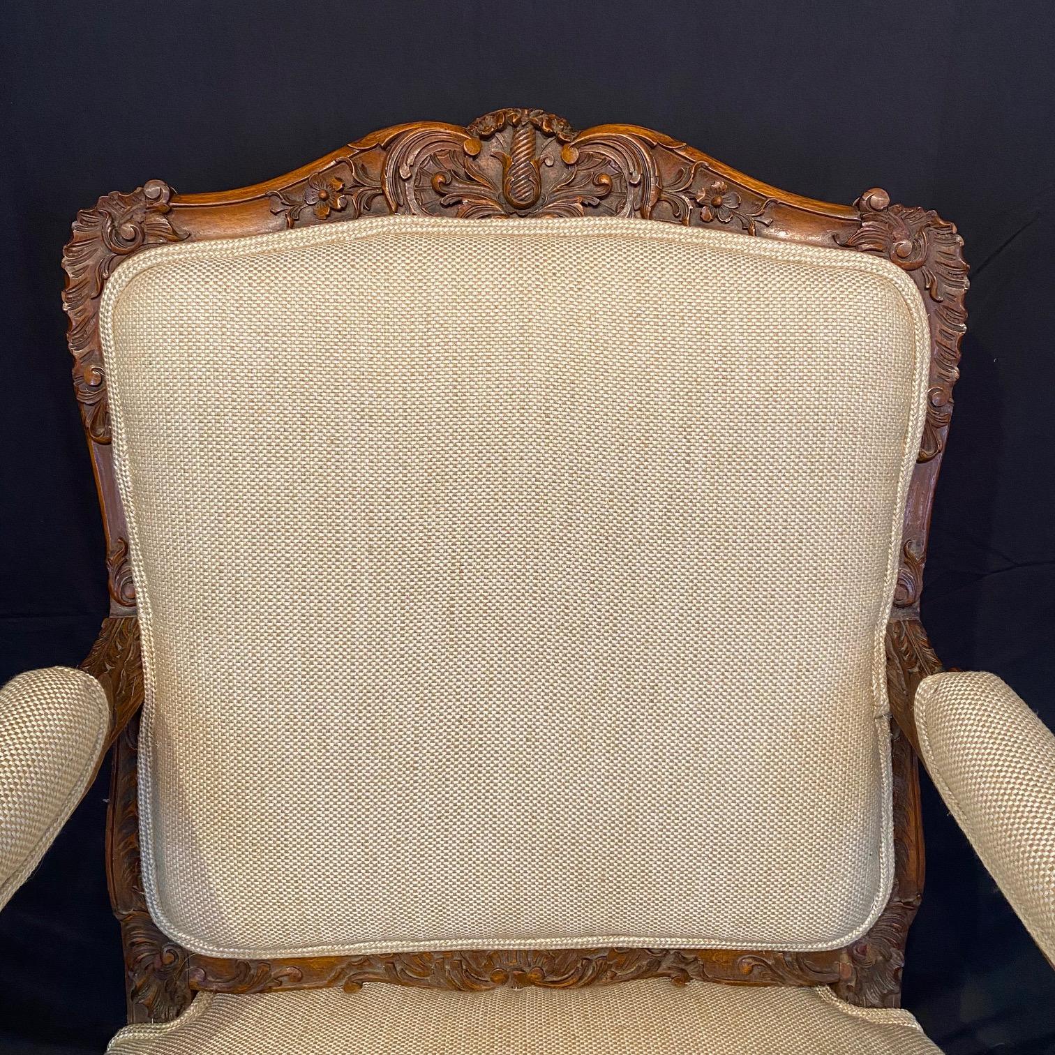 Feines Paar französischer geschnitzter Nussbaumsessel aus dem 19. Jahrhundert (Louis XV) im Angebot 6