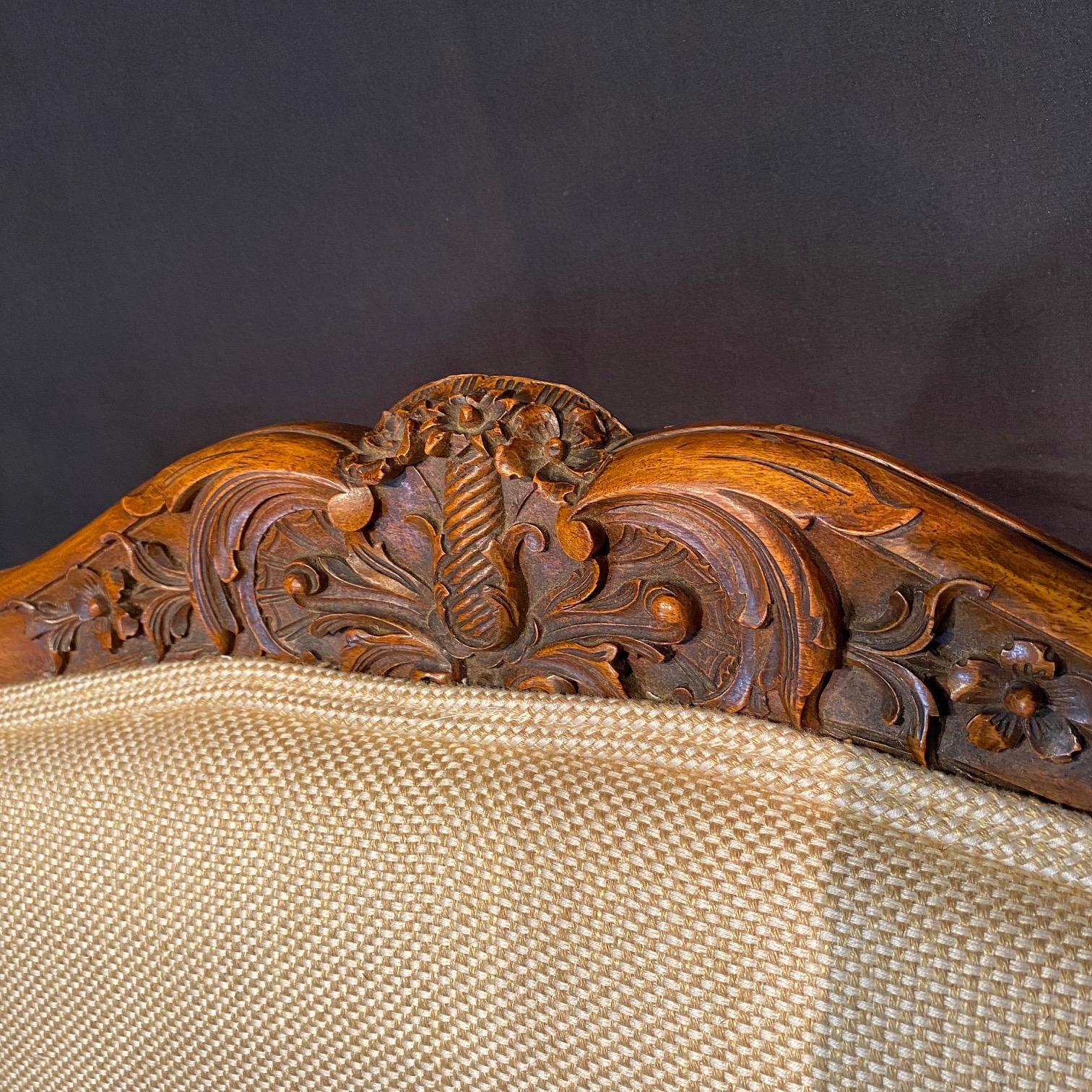 Feines Paar französischer geschnitzter Nussbaumsessel aus dem 19. Jahrhundert (Louis XV) im Angebot 7