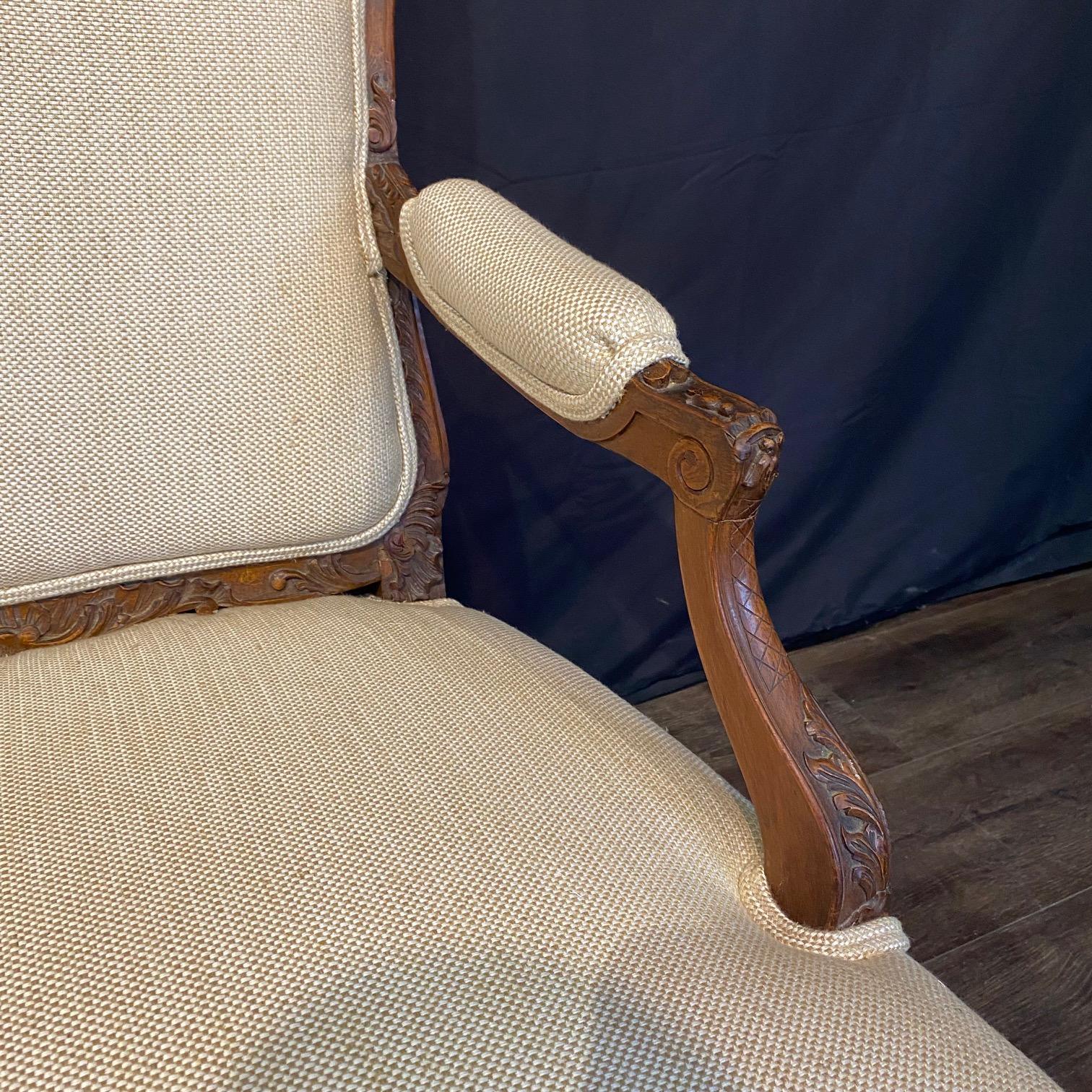 Feines Paar französischer geschnitzter Nussbaumsessel aus dem 19. Jahrhundert (Louis XV) im Angebot 8
