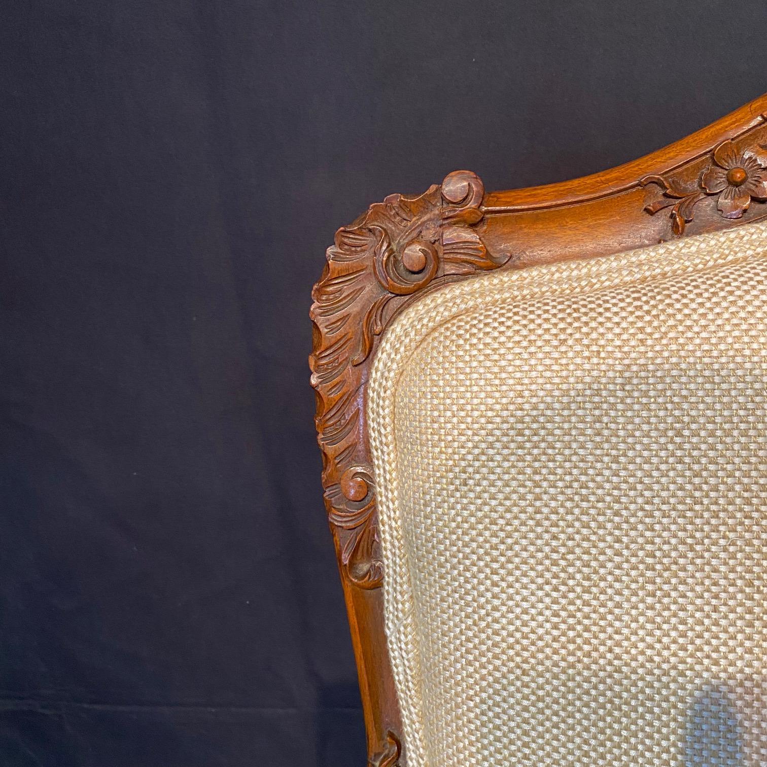 Feines Paar französischer geschnitzter Nussbaumsessel aus dem 19. Jahrhundert (Louis XV) im Zustand „Gut“ im Angebot in Hopewell, NJ