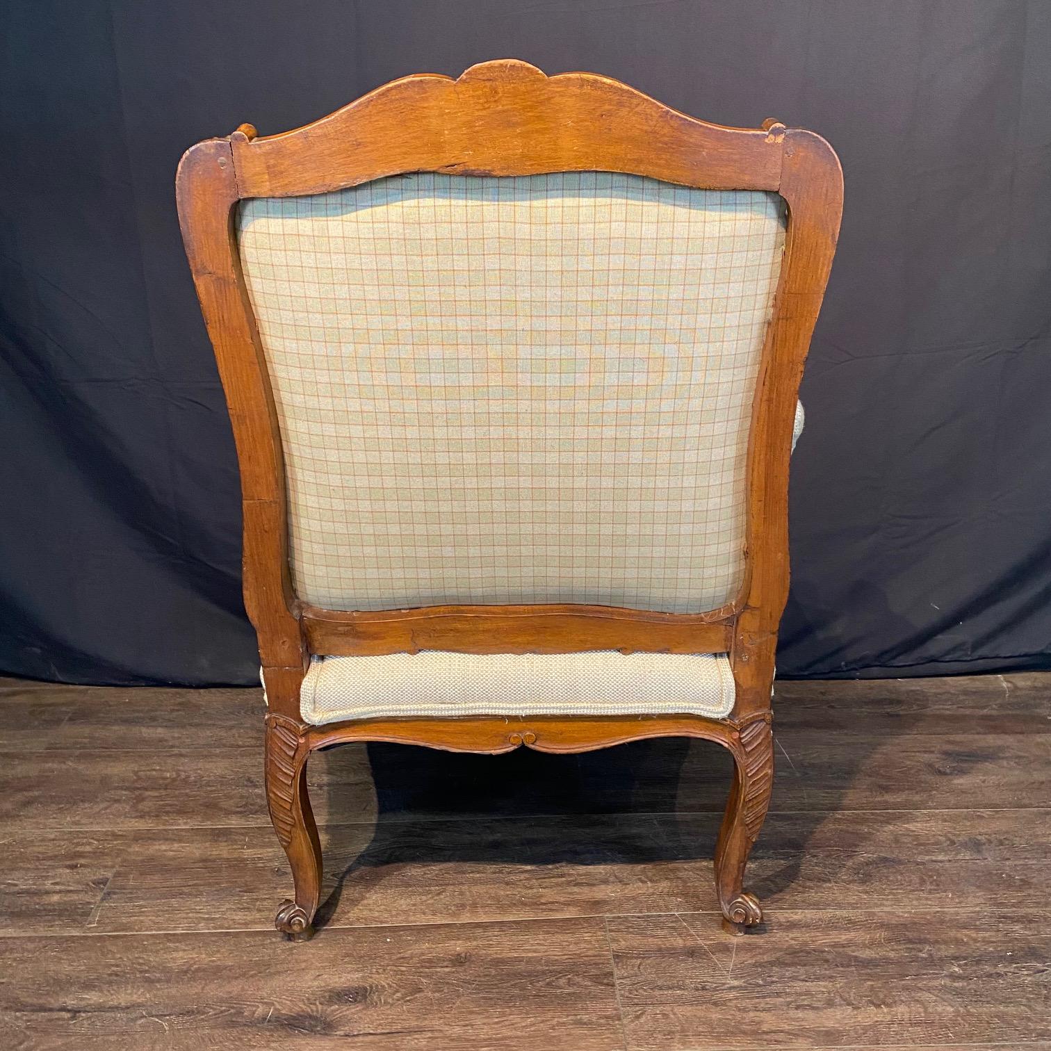 Feines Paar französischer geschnitzter Nussbaumsessel aus dem 19. Jahrhundert (Louis XV) (Polster) im Angebot